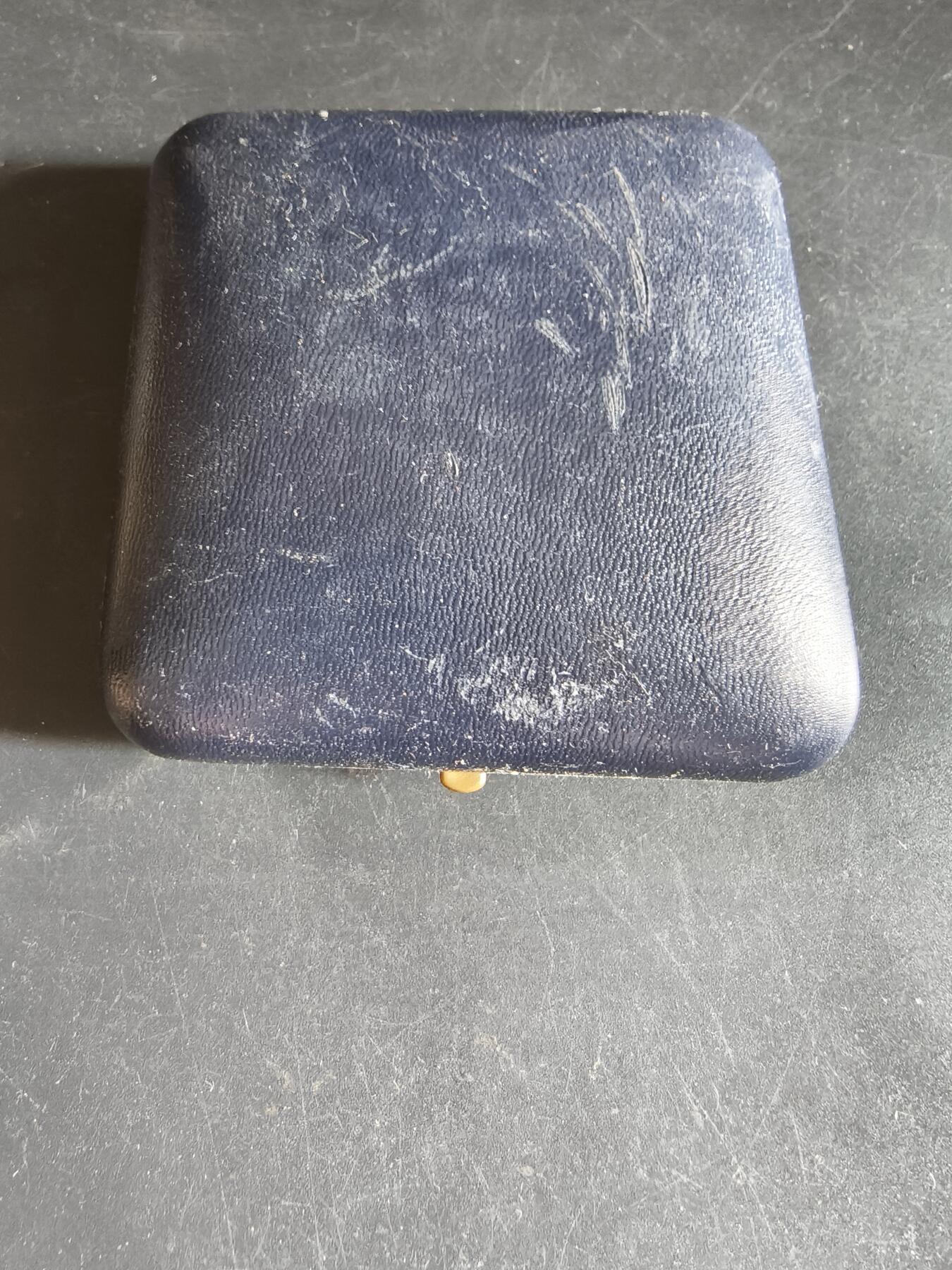 老王徽章第190期 法国天主教会圣丹尼尔·孔博尼镀银纪念章      高浮雕     原盒        他是19世纪著名的天主教传教士和非洲传教修会的创始人        直径60mm     重量132.5g