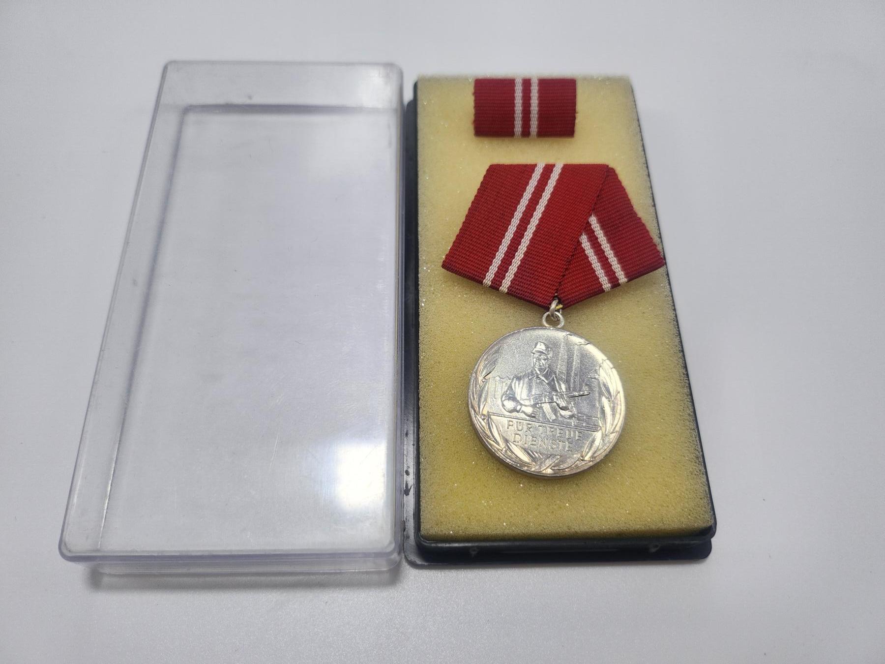 南水社第4次拍卖  民主德国银级工人阶级战斗队奖章 完好带盒略