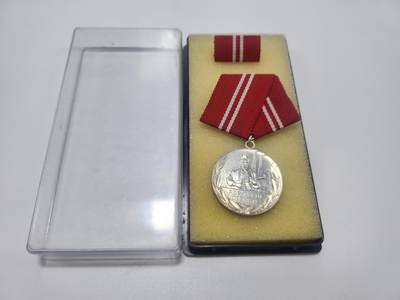 南水社第4次拍卖  - 民主德国银级工人阶级战斗队奖章 完好带盒略