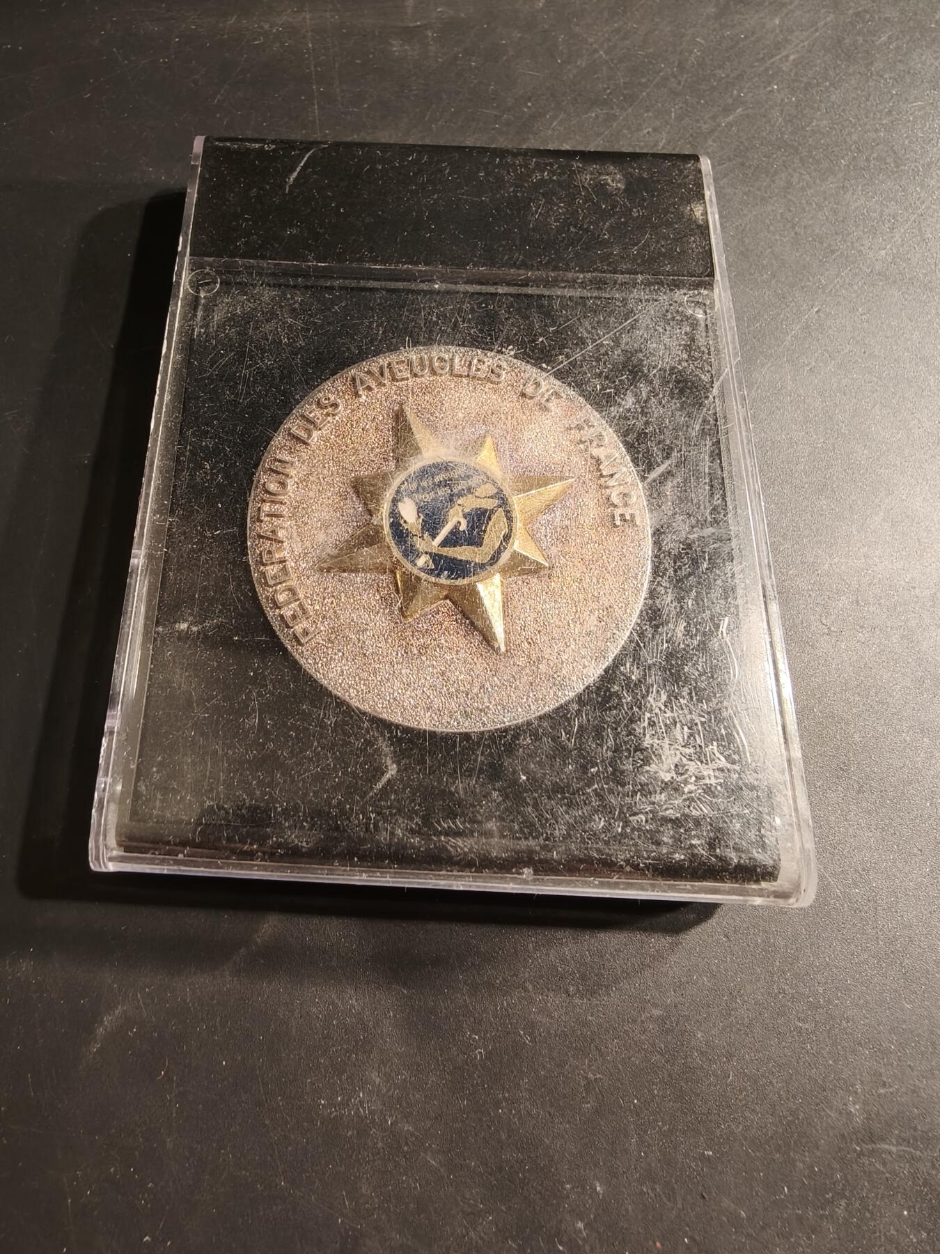 老王徽章第190期 法国盲人与视力障碍者联合会纪念章     原盒，盒子有变形      直径60mm      重量88g