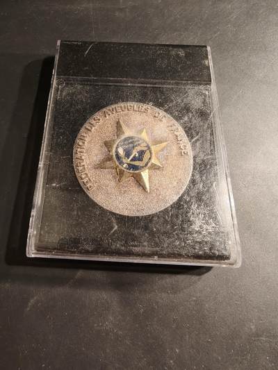 老王徽章第190期 - 法国盲人与视力障碍者联合会纪念章     原盒，盒子有变形      直径60mm      重量88g