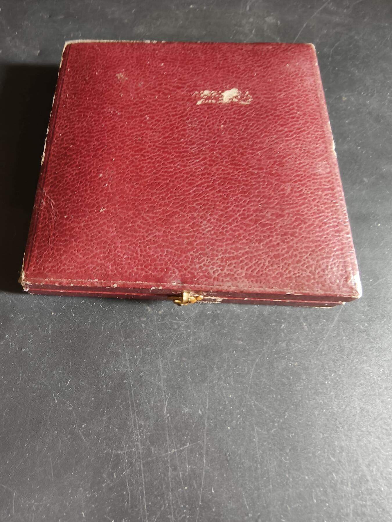 老王徽章第190期 法国《合作》主题大铜章    装饰风格    高浮雕    原盒     直径68mm    重量215.9g