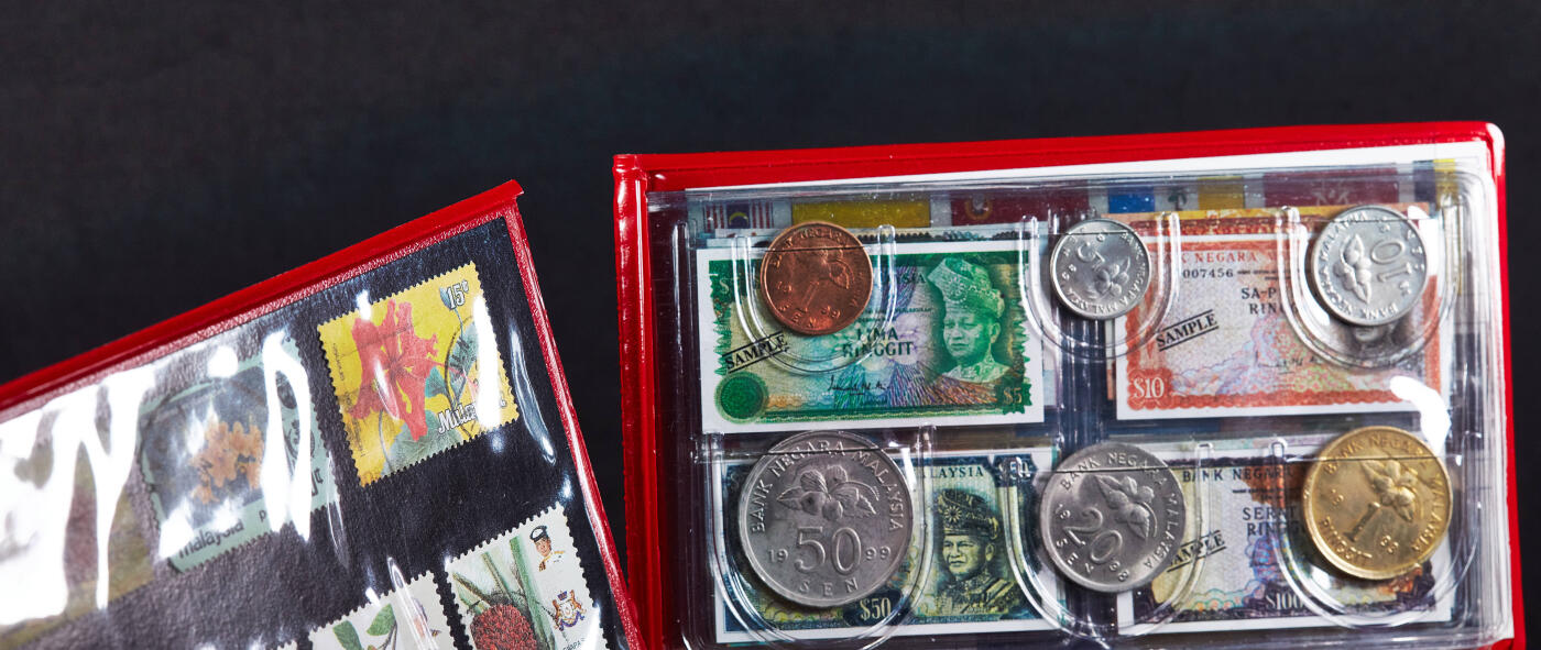 【俄甄集藏】2026年(050)04-01星期三 晚 19:30 全场包邮 新加坡、马来西亚旅游硬币、邮票纪念册2组，外皮有老化破损，见详图