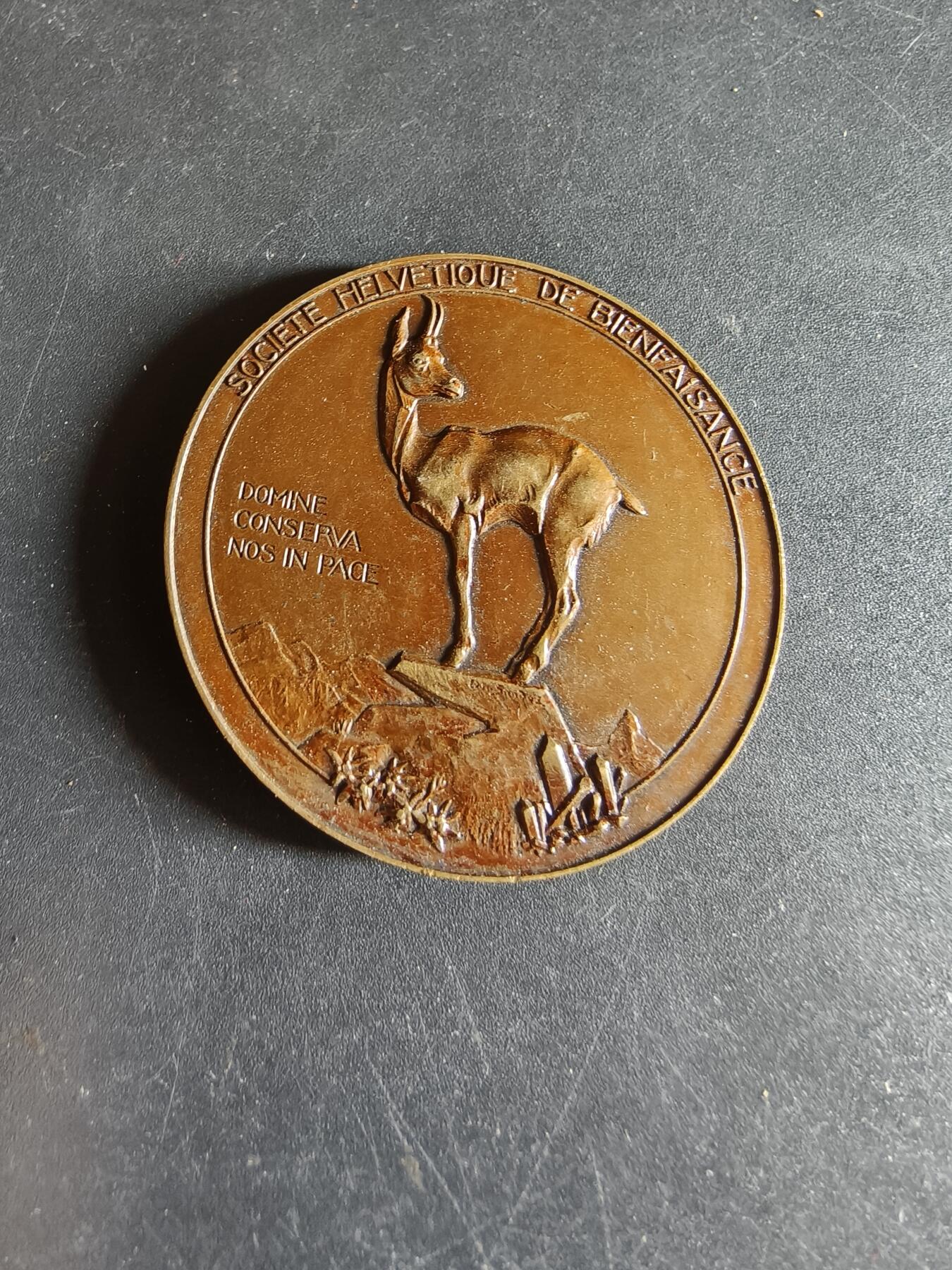 老王徽章第190期 瑞士慈善协会700周年纪念章    原盒,盒子有老化变形      直径42mm     重量35.1g