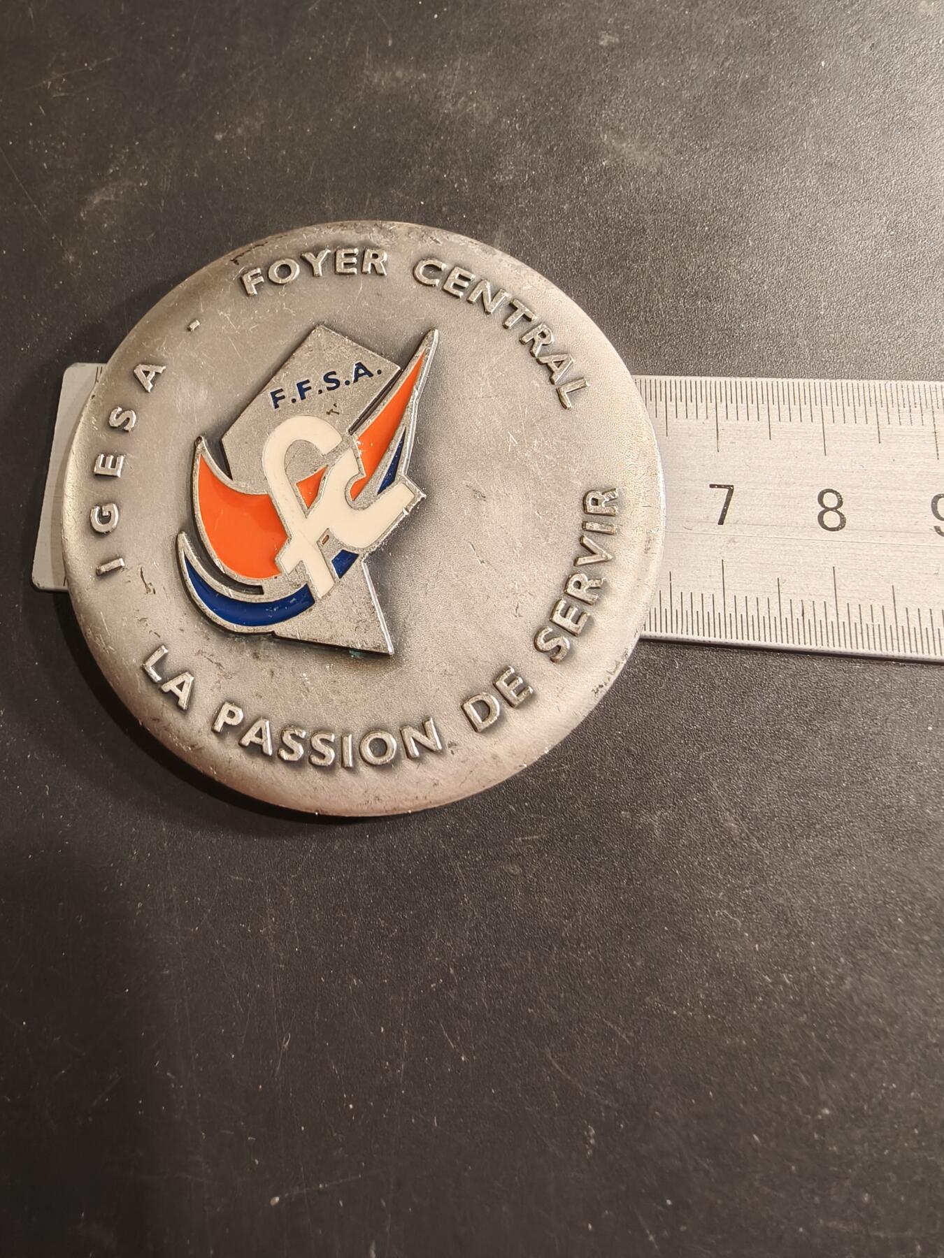 老王徽章第190期 法国军队社会管理机构纪念章     直径64mm    重量138.9g