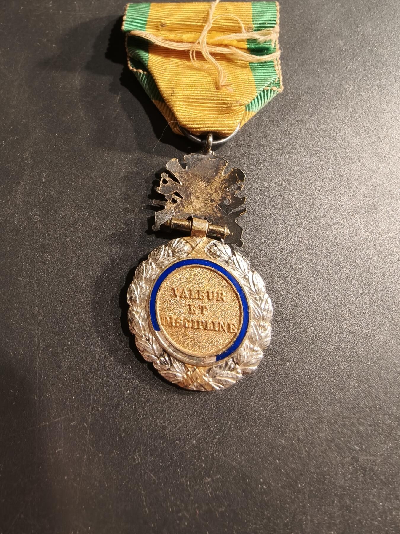 老王徽章第190期 法国军事奖章    三共时期    950银镀金珐琅     20g