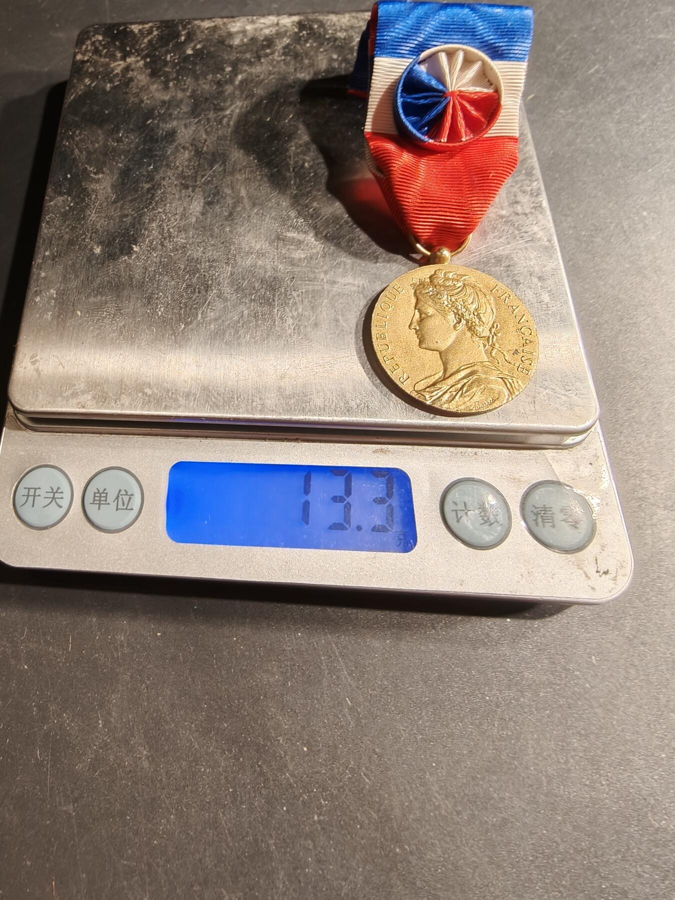 老王徽章第190期 法国金级劳工奖章    950银镀金    1971年实发     13.3g