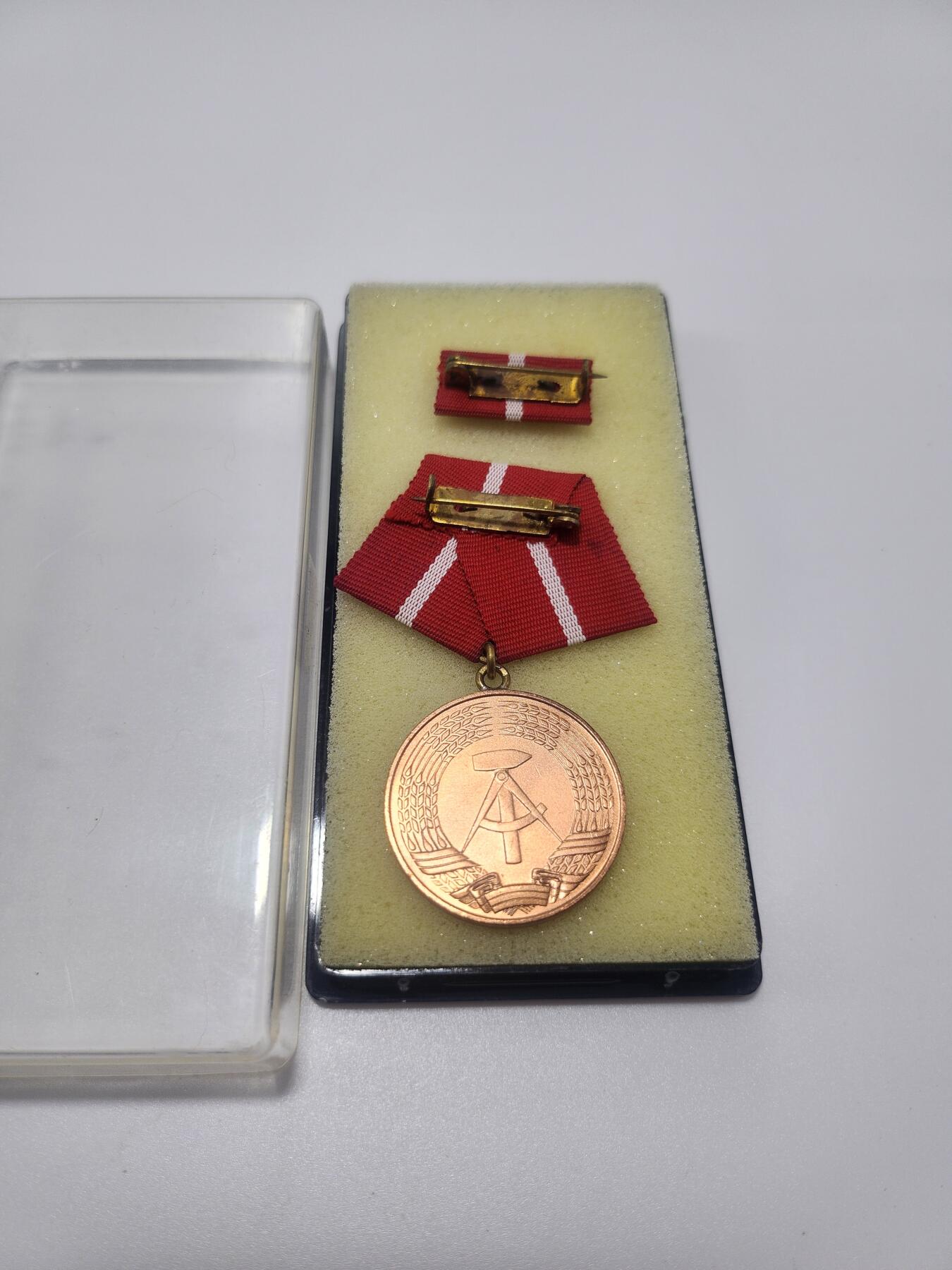 南水社第4次拍卖  民主德国铜级工人阶级战斗队奖章 完好带盒略