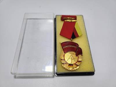 南水社第4次拍卖  - 民主德国三级劳动红旗勋章 完好带盒