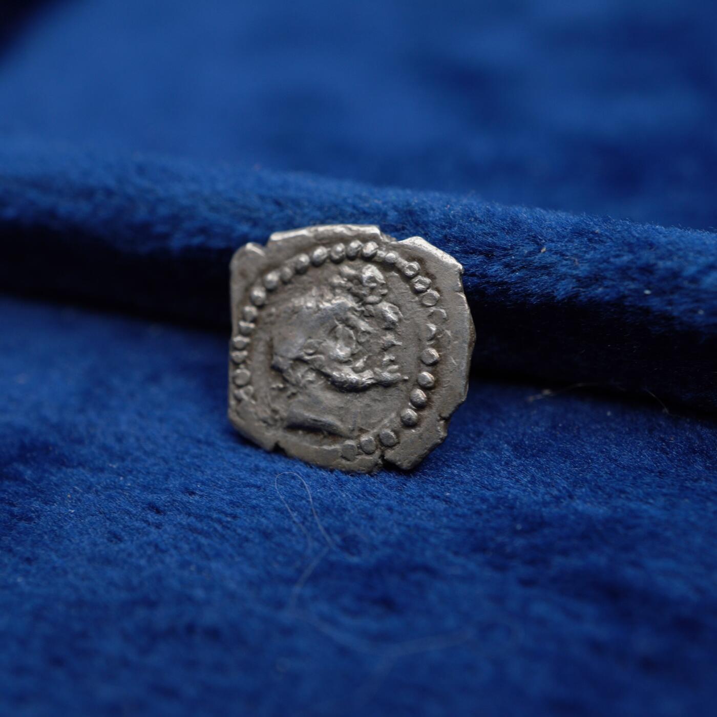 琋语集藏2026年04月欧洲古典打制币拍卖 古希腊拉科尼亚地区-拉兰达城（laranda）狼与双人头像奥波银币