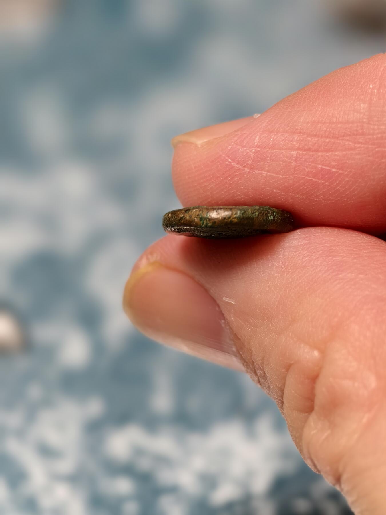 抚柳草堂-第二十期章牌钱币  奖章勋章免佣最后一期 满百包邮 放漏专场 三佛齐王国末期至满者伯夷王国早期打制小银币 1.9g重 正面有檀香花徽记，背面爪哇岛文，面值1 Unit或称Masa