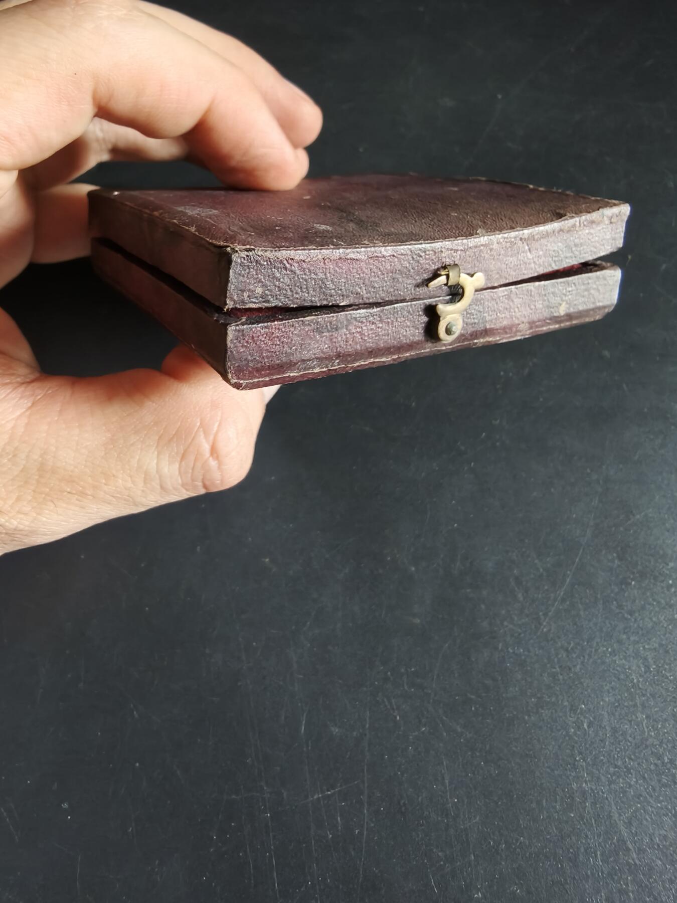 老王徽章第190期 瑞士慈善协会700周年纪念章    原盒,盒子有老化变形      直径42mm     重量35.1g