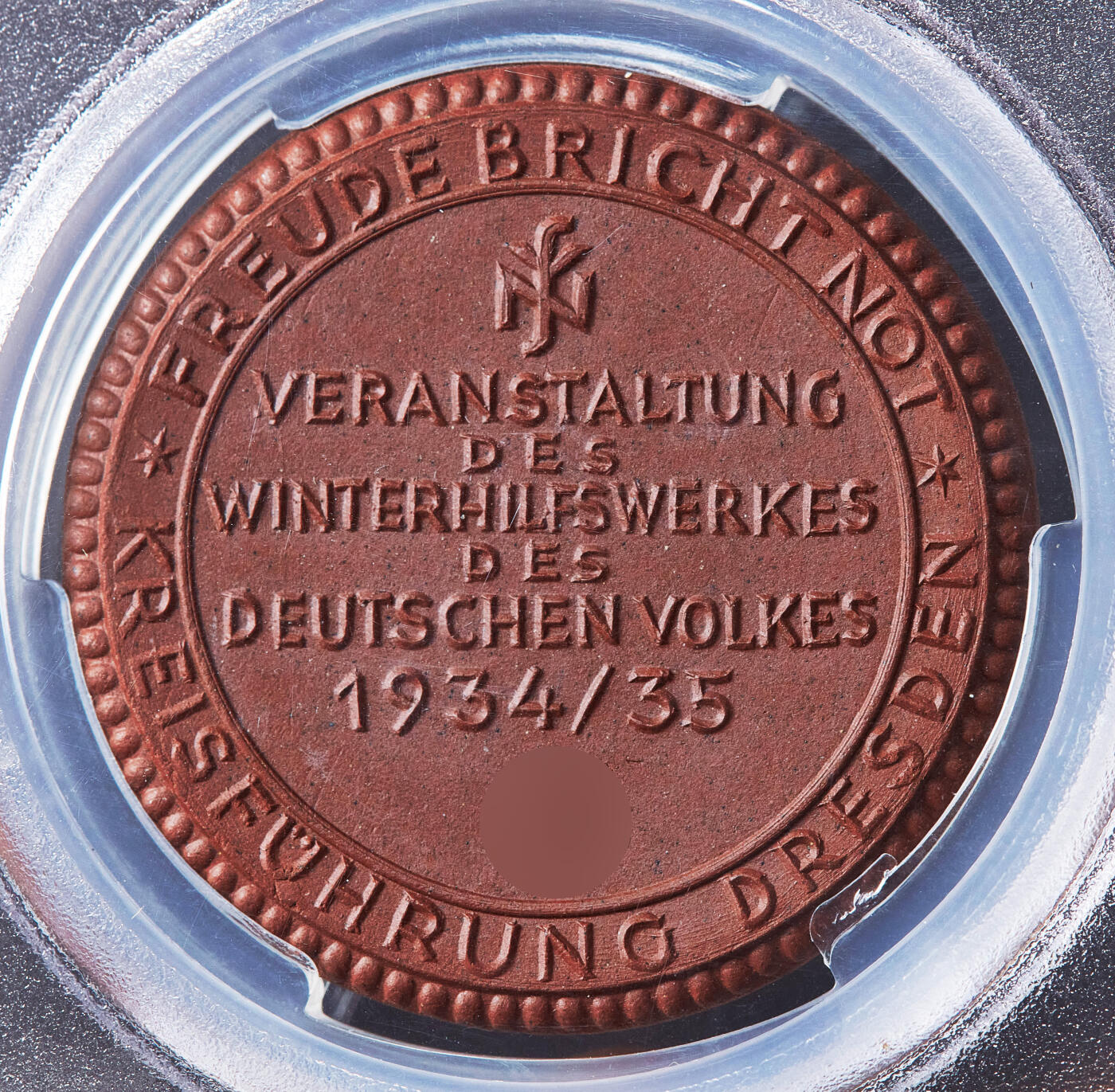 【俄甄集藏】2026年(050)04-01星期三 晚 19:30 全场包邮 德国第三帝国1935年德累斯顿德国人民冬季救济组织陶瓷纪念章，PCGS MS66，唯一评级记录，稀有品种，原图联系客服或至官网查询