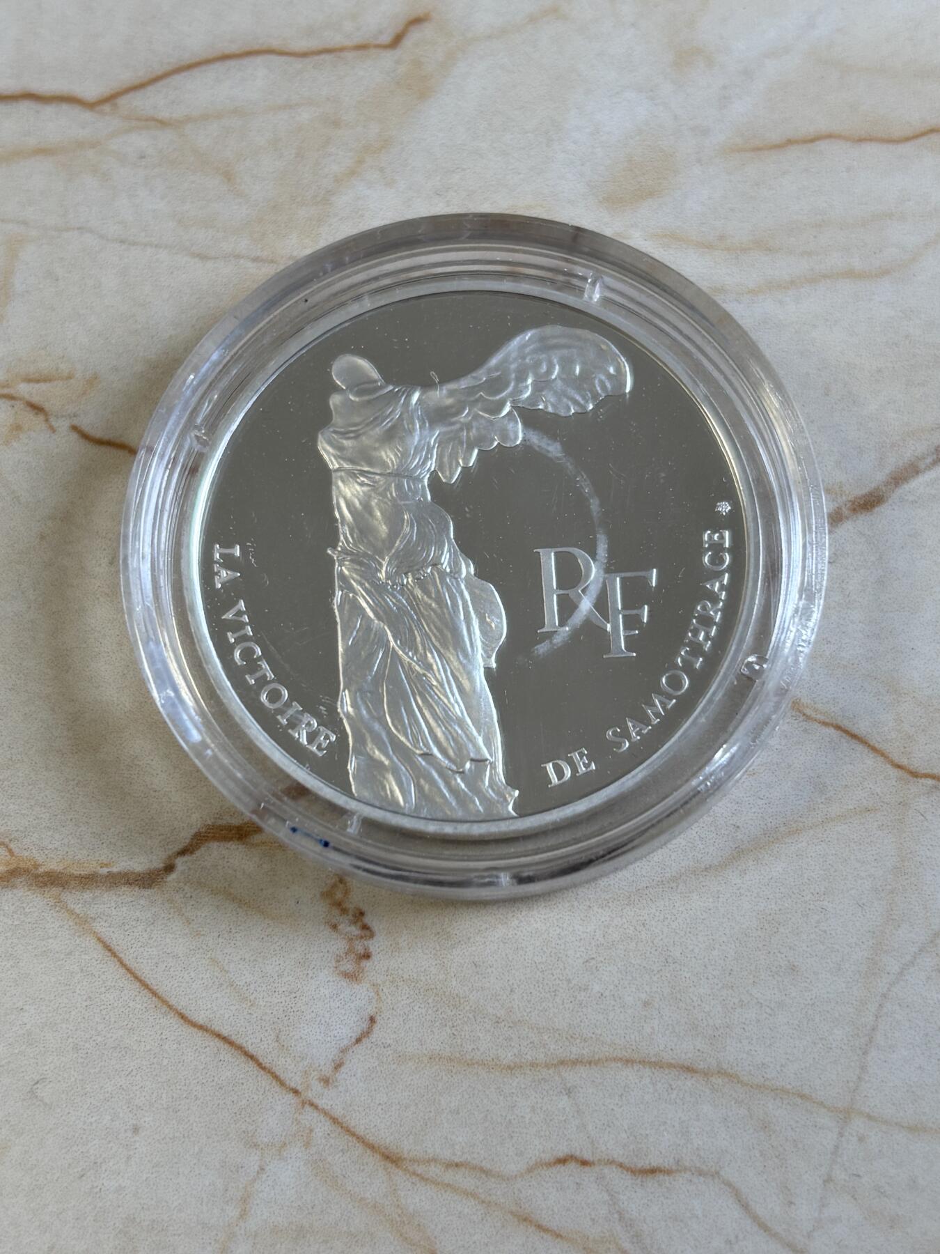 第194期拍卖 法国1993年卢浮宫馆藏系列胜利女神纪念银币，900银，22.2克，塑料盒有2处裂痕