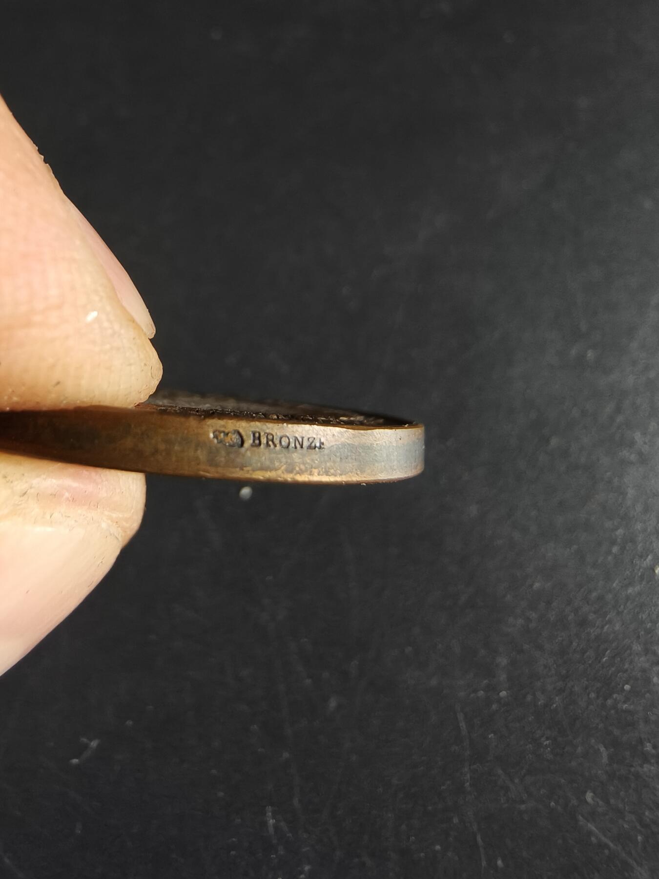 老王徽章第190期 法国巴黎Gastinne Renette射击竞赛获奖大铜章     原盒      直径31mm     重量16.3g      Gastinne Renette 是巴黎历史悠久的奢侈武器制造商，始创于18世纪末。该工坊以生产高精度决斗手枪和狩猎武器闻名，曾是法国皇室和拿破仑三世的供应商 