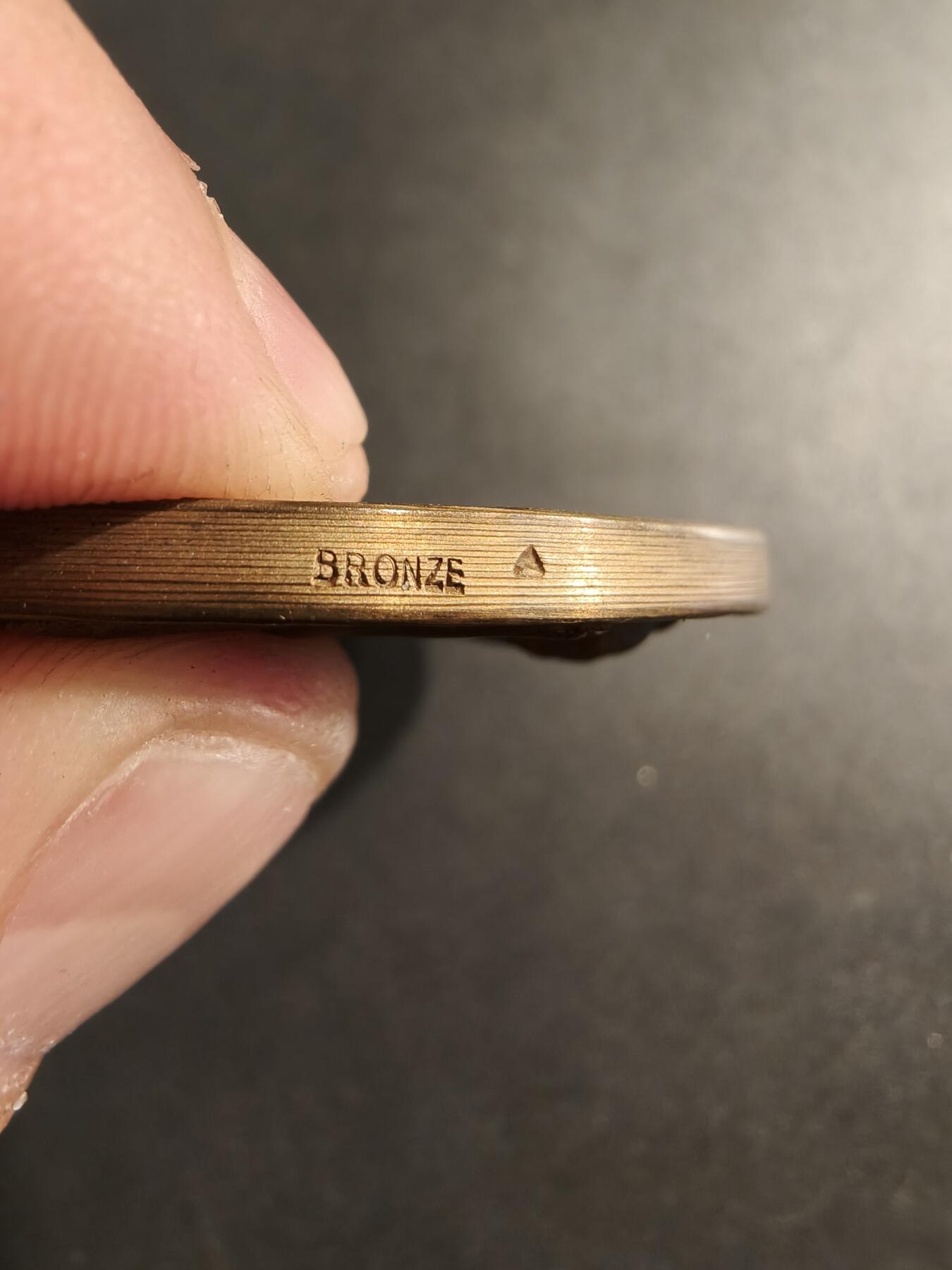 老王徽章第190期 法国电气建设公司大铜章    大师Dropsy作品    直径54mm    重量73.2g