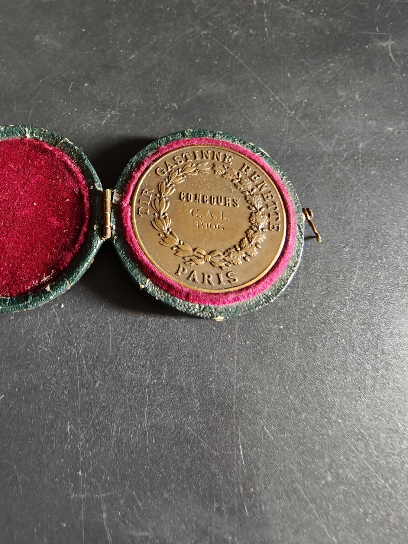 老王徽章第190期 法国巴黎Gastinne Renette射击竞赛获奖大铜章     原盒      直径31mm     重量16.3g      Gastinne Renette 是巴黎历史悠久的奢侈武器制造商，始创于18世纪末。该工坊以生产高精度决斗手枪和狩猎武器闻名，曾是法国皇室和拿破仑三世的供应商 