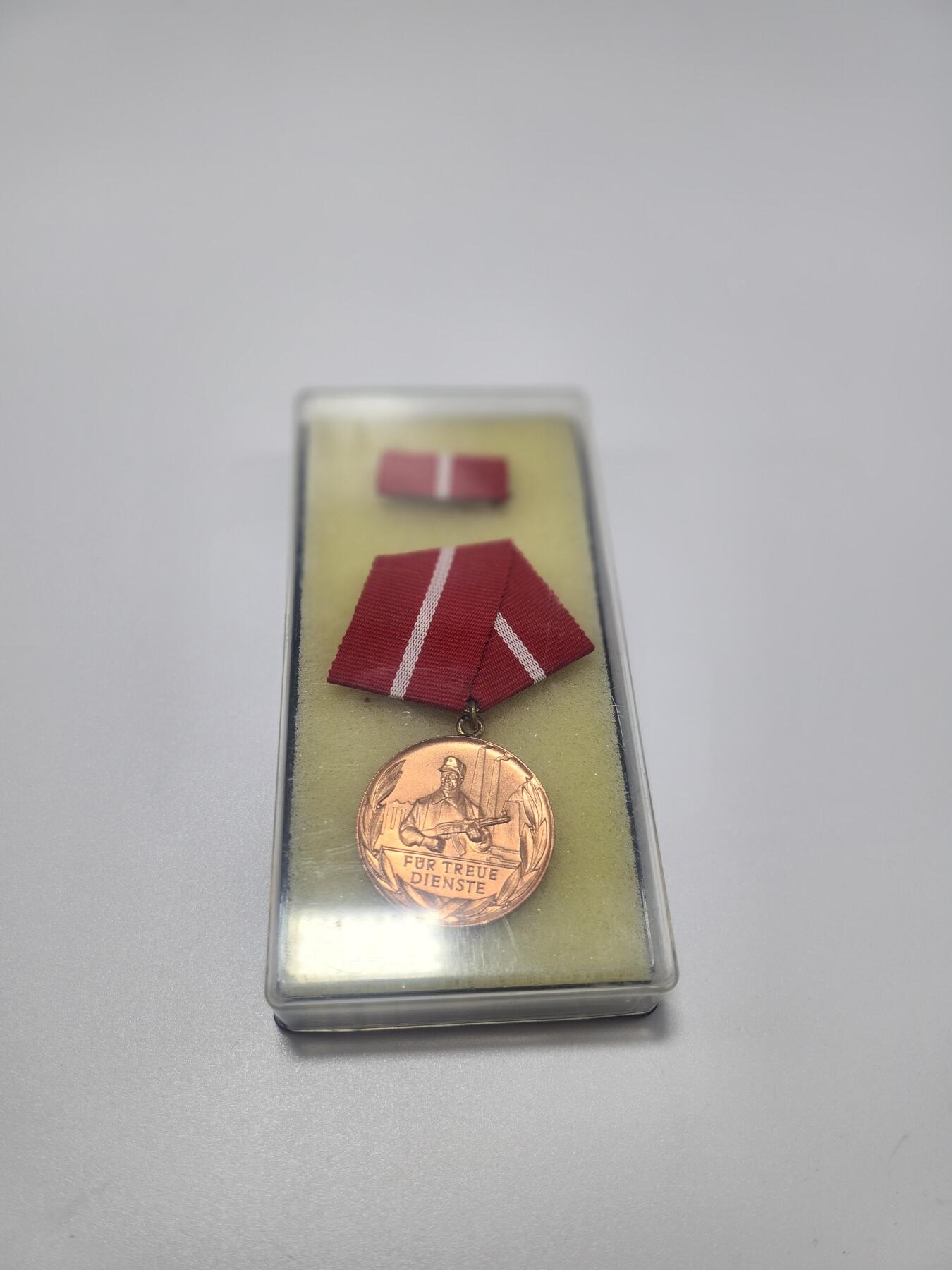 南水社第4次拍卖  民主德国铜级工人阶级战斗队奖章 完好带盒略