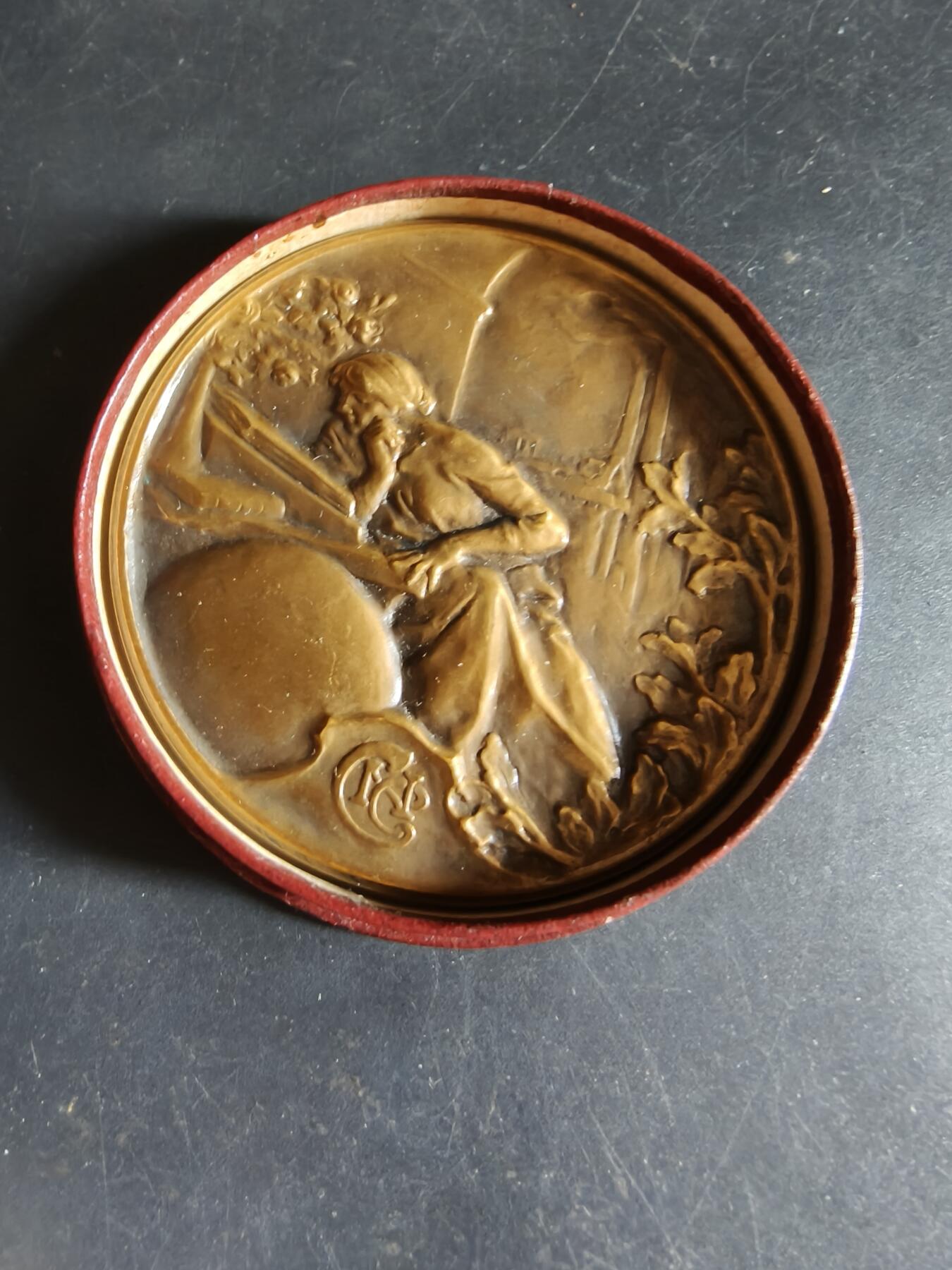 老王徽章第190期 法国南锡工商会大铜章      原盒      维克多·普普维作品      正面描绘了在翻阅账本的女性       直径68mm      重量144.2g