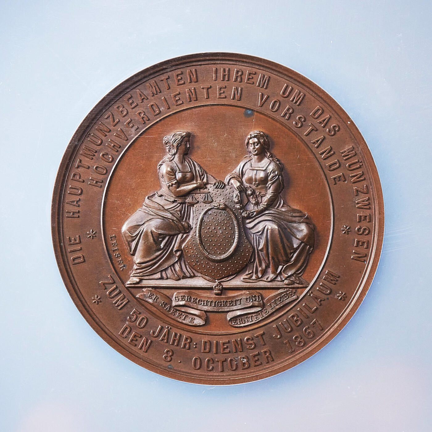 【俄甄集藏】2026年(050)04-01星期三 晚 19:30 全场包邮 奥匈帝国1867年纪念维也纳皇家铸币局长约翰·哈森鲍尔·里特·冯·席勒忠诚服务50年大铜章，NGC MS64，高浮雕，著名雕刻家约瑟夫·陶滕海恩与卡尔·沙夫联合创作，是奥匈帝国时期铸币业的发展的重要见证，直径：46mm