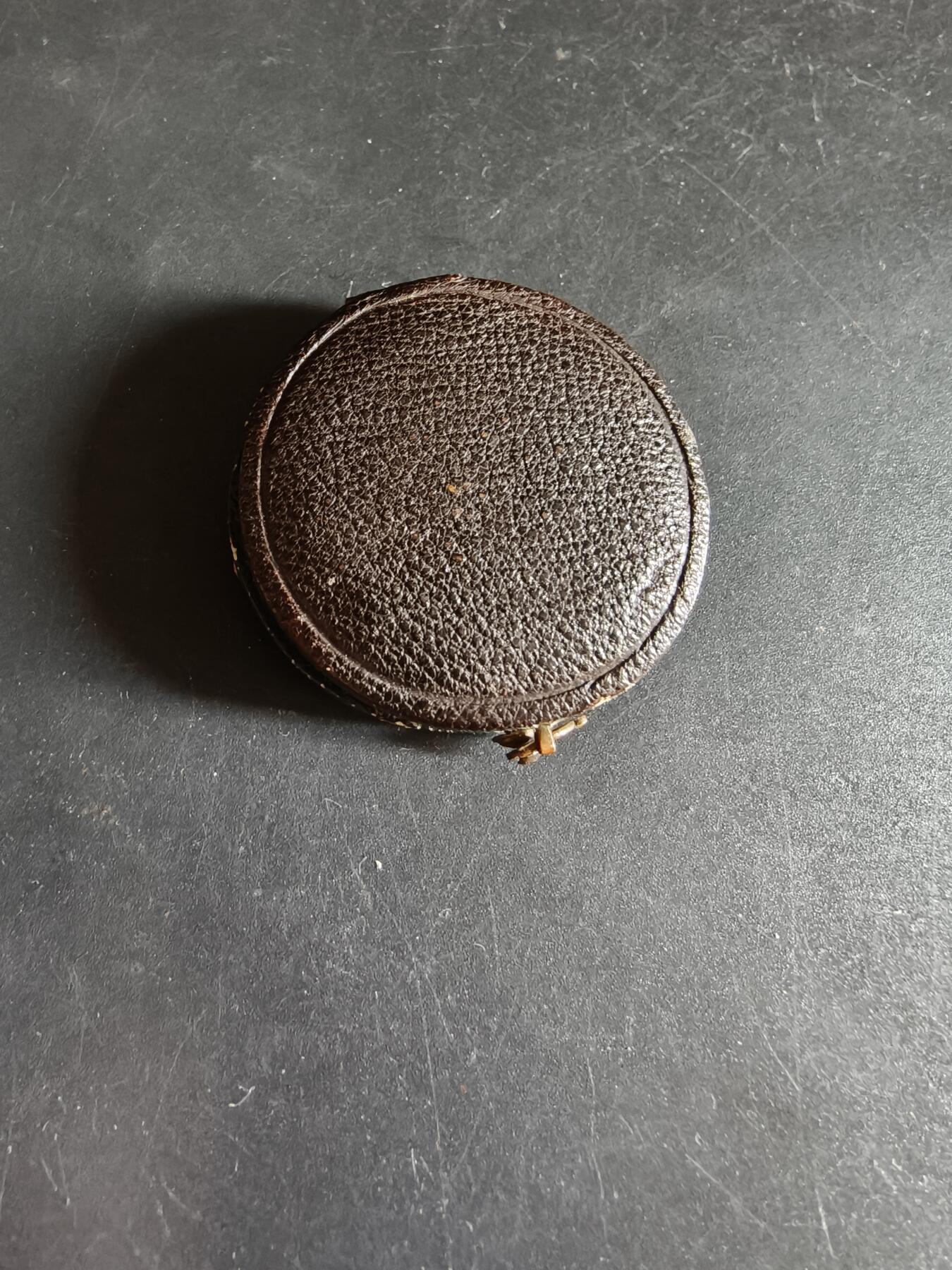 老王徽章第190期 法国巴黎Gastinne Renette射击竞赛获奖大铜章     原盒      直径31mm     重量16.3g      Gastinne Renette 是巴黎历史悠久的奢侈武器制造商，始创于18世纪末。该工坊以生产高精度决斗手枪和狩猎武器闻名，曾是法国皇室和拿破仑三世的供应商 