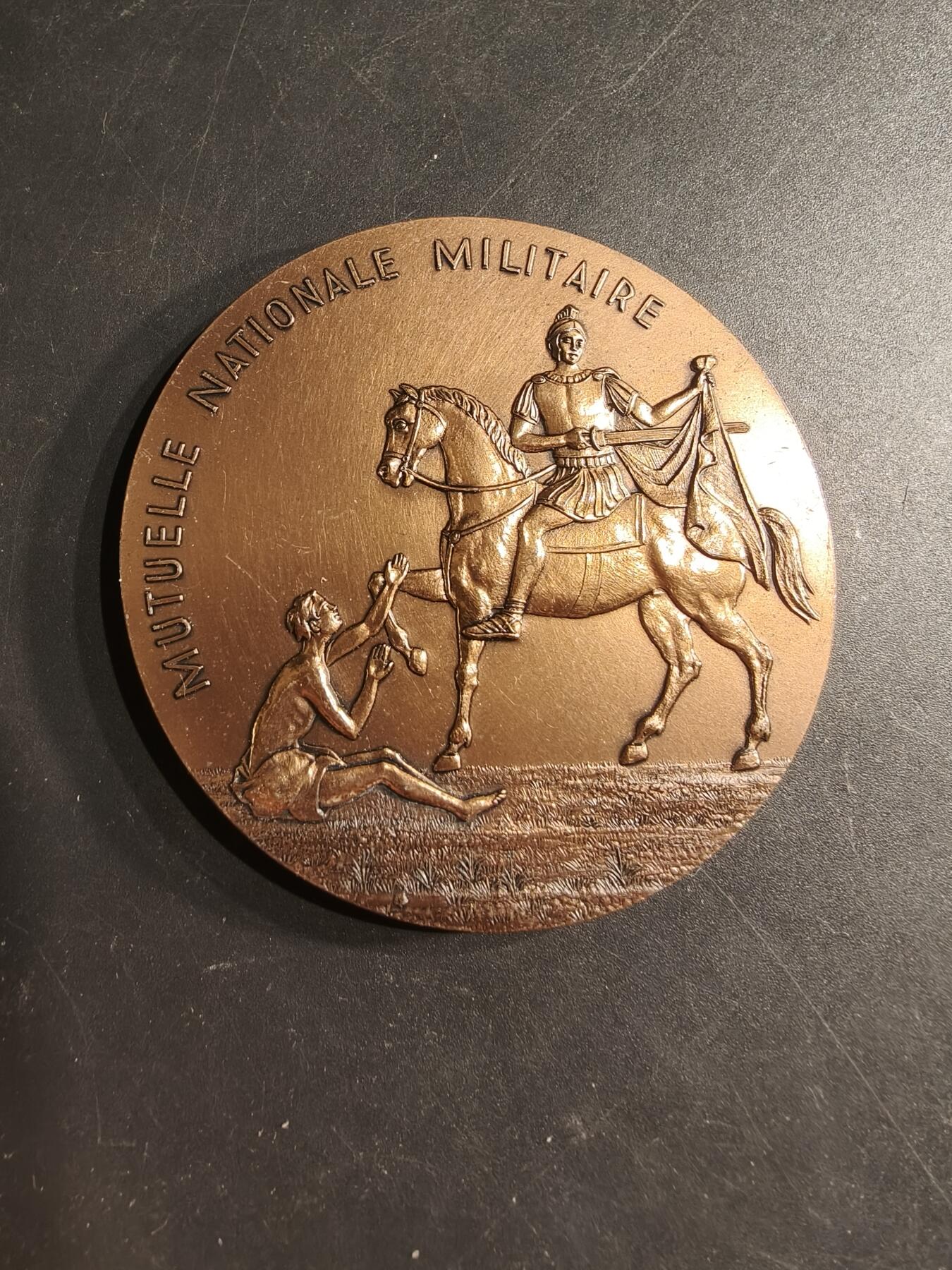 老王徽章第190期 法国国家军事互助会大铜章     赠予法国四星中将平斯曼将军     其在1994年担任地中海防区和里昂防御区军事指挥官      直径68mm     重量143.3g