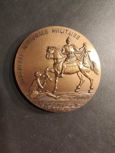 老王徽章第190期 - 法国国家军事互助会大铜章     赠予法国四星中将平斯曼将军     其在1994年担任地中海防区和里昂防御区军事指挥官      直径68mm     重量143.3g