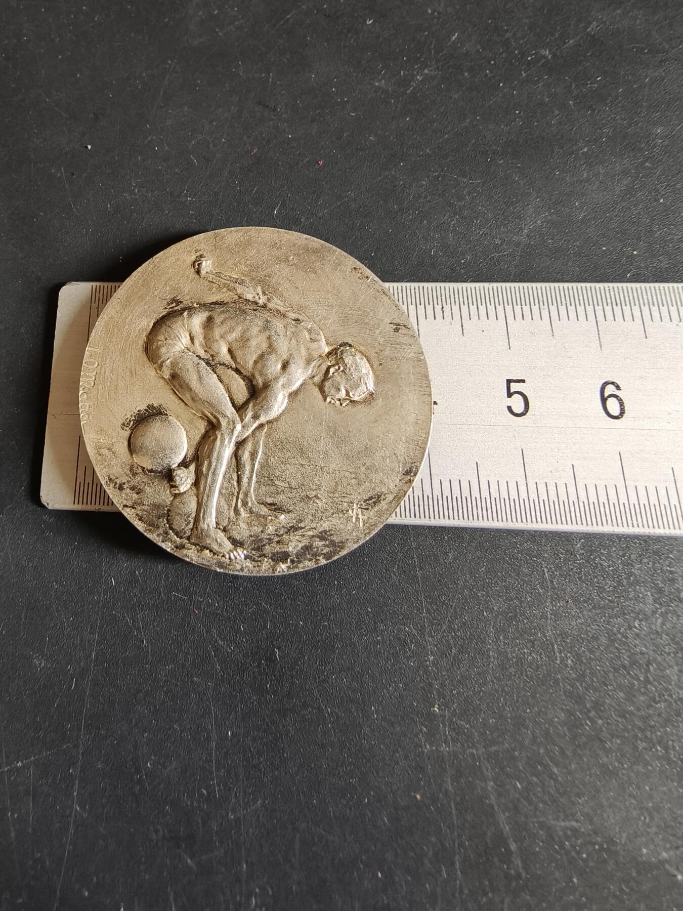 老王徽章第190期 法国举重运动镀银大铜章     原盒     直径41mm    重量27.6g