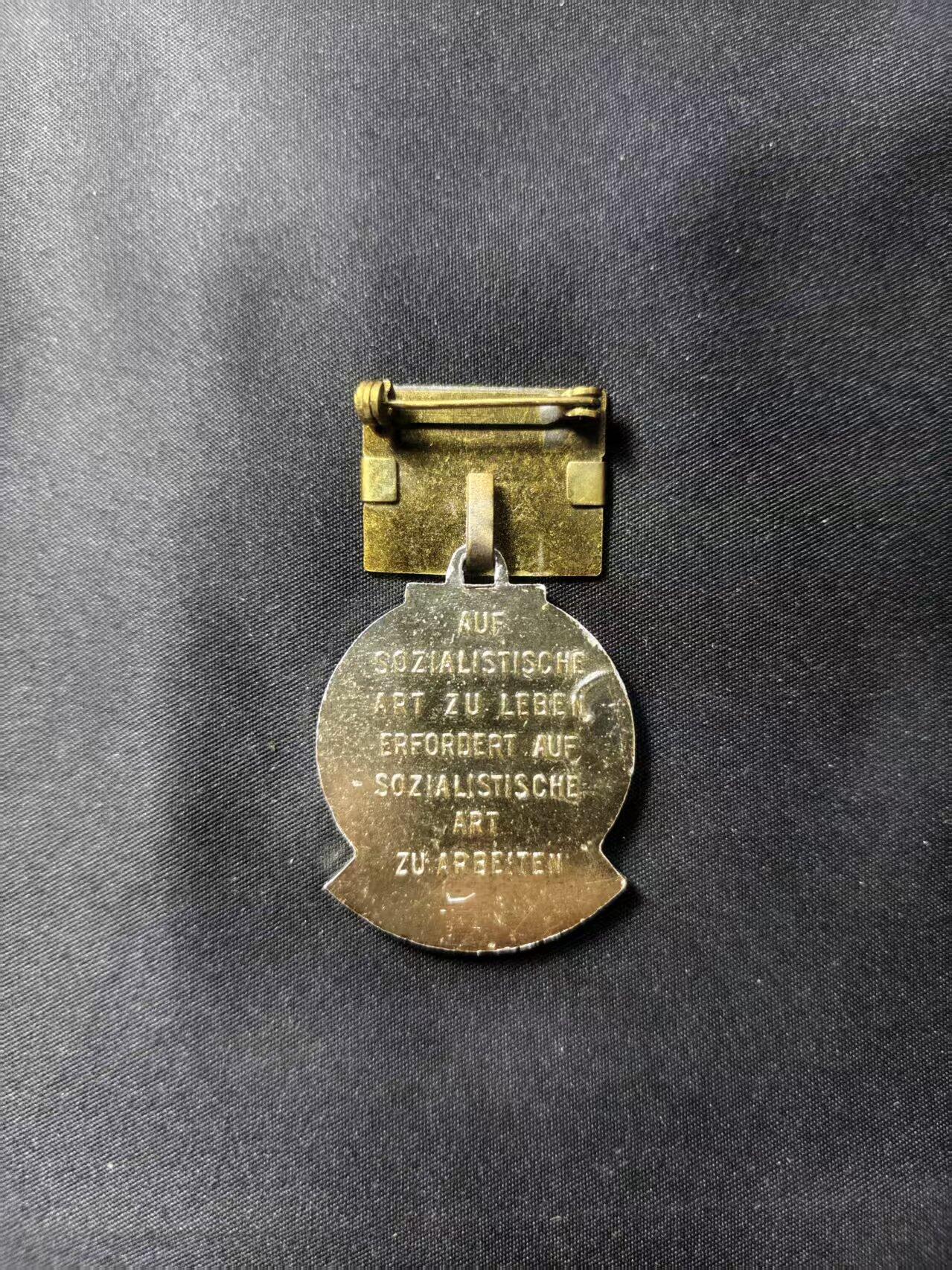 云宸嘉赏-勋臻文献佳藏优品精选场次（低佣 转发佣金红包） 民主德国七年建设计划模范劳动奖章 1961年版珐琅上挂 