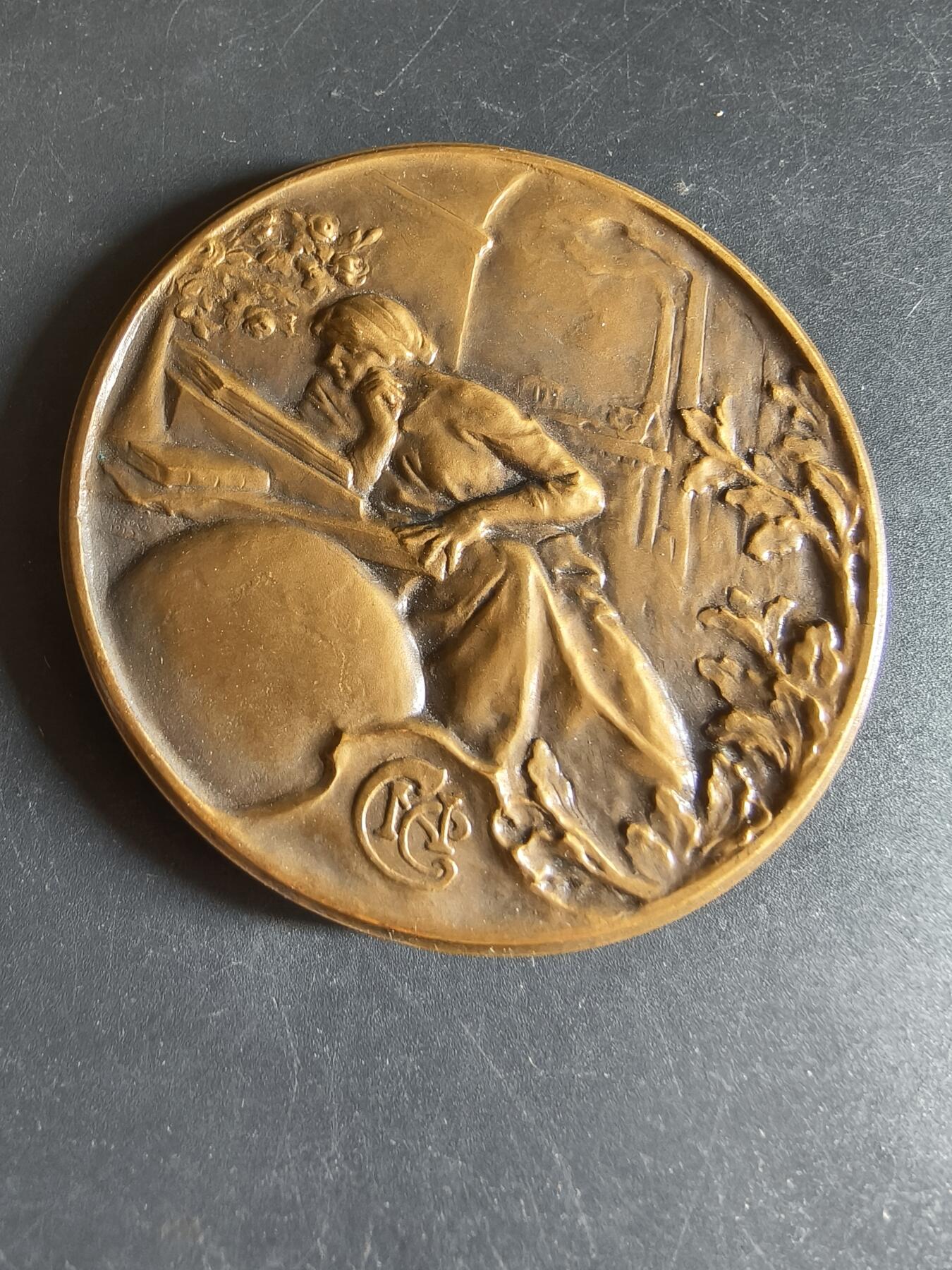 老王徽章第190期 法国南锡工商会大铜章      原盒      维克多·普普维作品      正面描绘了在翻阅账本的女性       直径68mm      重量144.2g