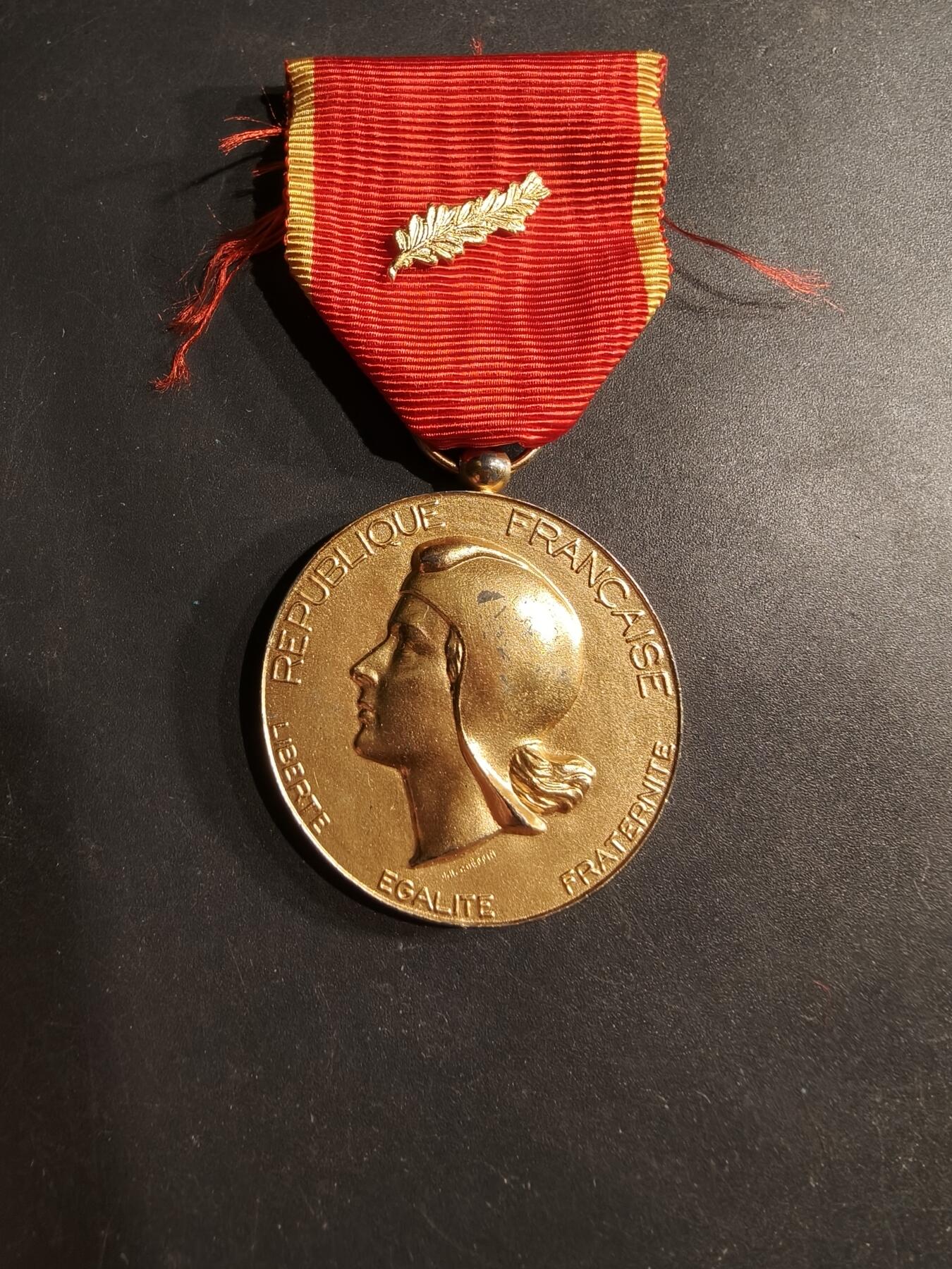 老王徽章第190期 法国金级东方工业协会奖章    950银镀金材质    金棕榈勋饰     30g