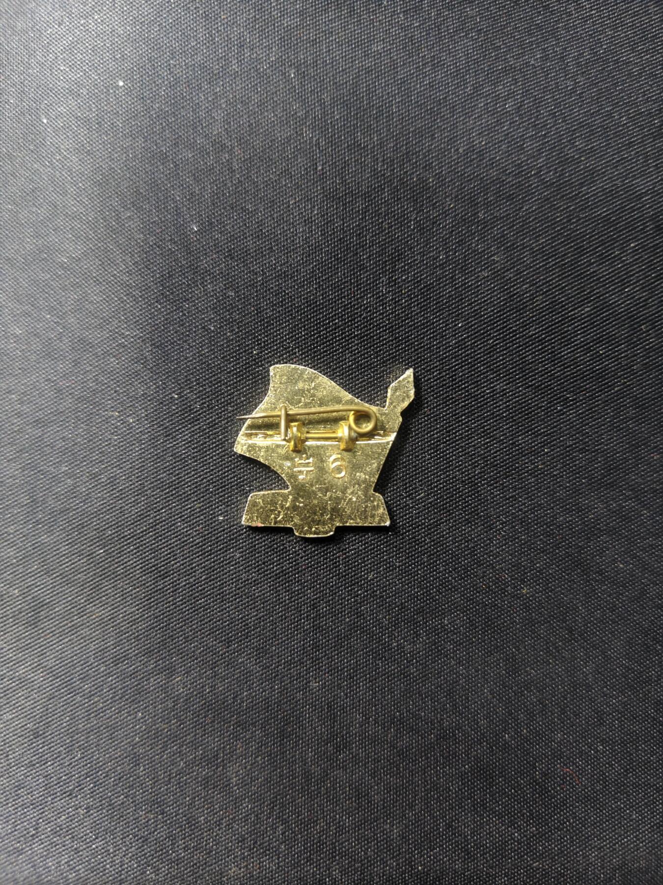 云宸嘉赏-勋臻文献佳藏优品精选场次（低佣 转发佣金红包） 异型红旗“当无产阶级文化大派对尖兵”像章 精品语录章 