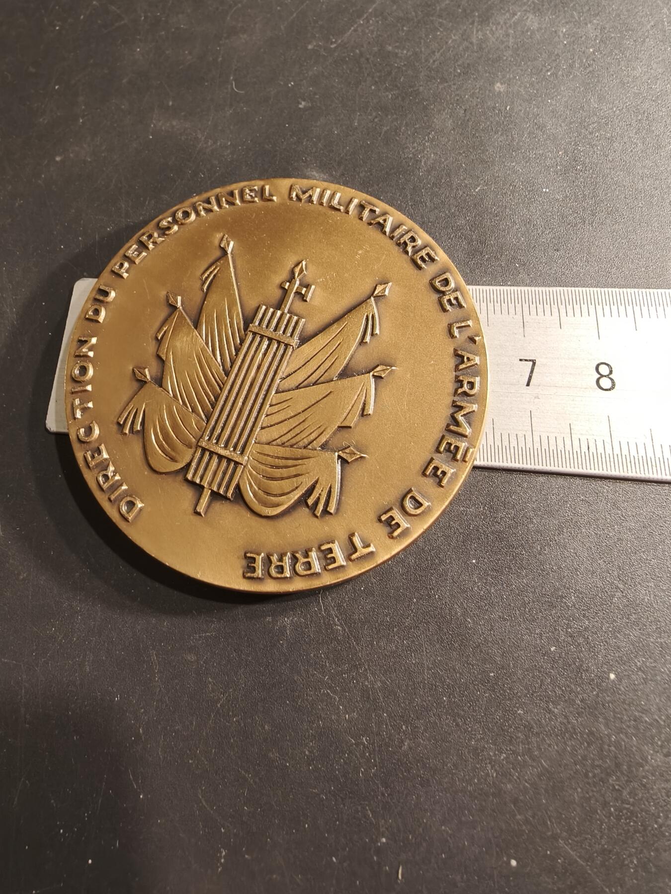 老王徽章第190期 法国陆军人事管理局大铜章     直径64mm     重量143.6g