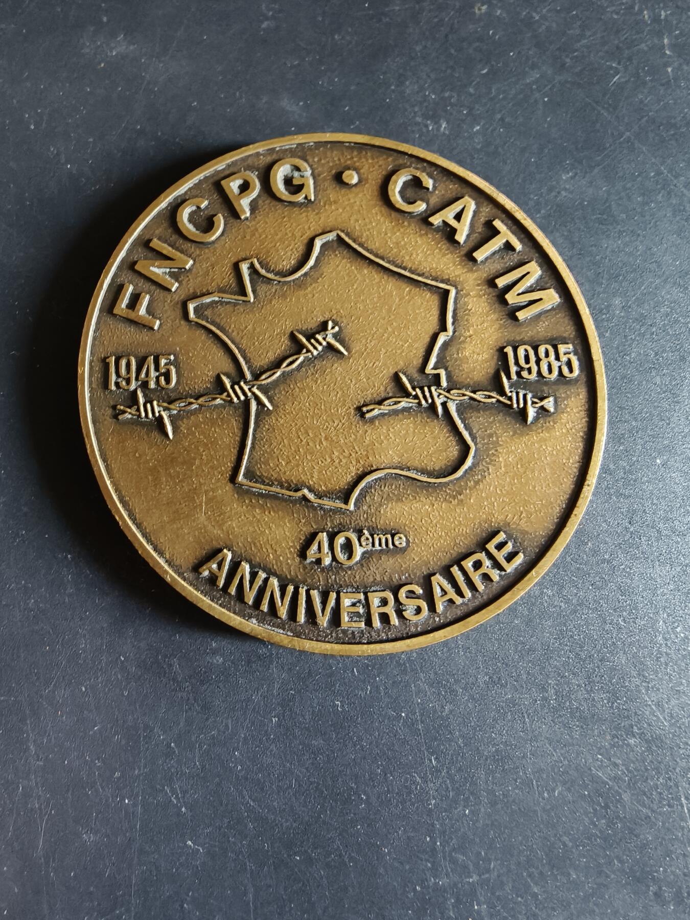老王徽章第190期 法国二战国家战争受害者、战俘、 被驱逐者和受难者联合会成立40周年大铜章       原盒       直径70mm     重量98.6g