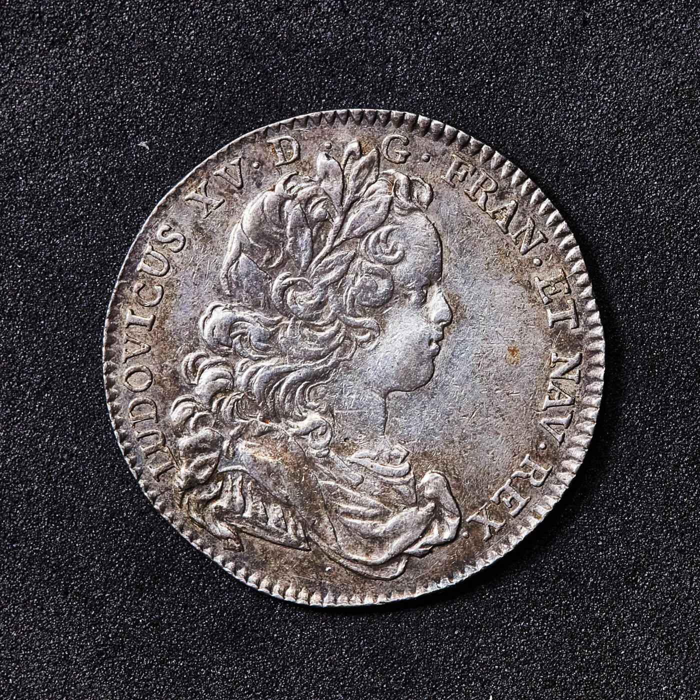 【俄甄集藏】2026年(050)04-01星期三 晚 19:30 全场包邮 法国18世纪路易十五“曙光女神”驾乘奥罗拉战车银质代用币章，黄油彩包浆，直径27mm，重4.8克，王权象征