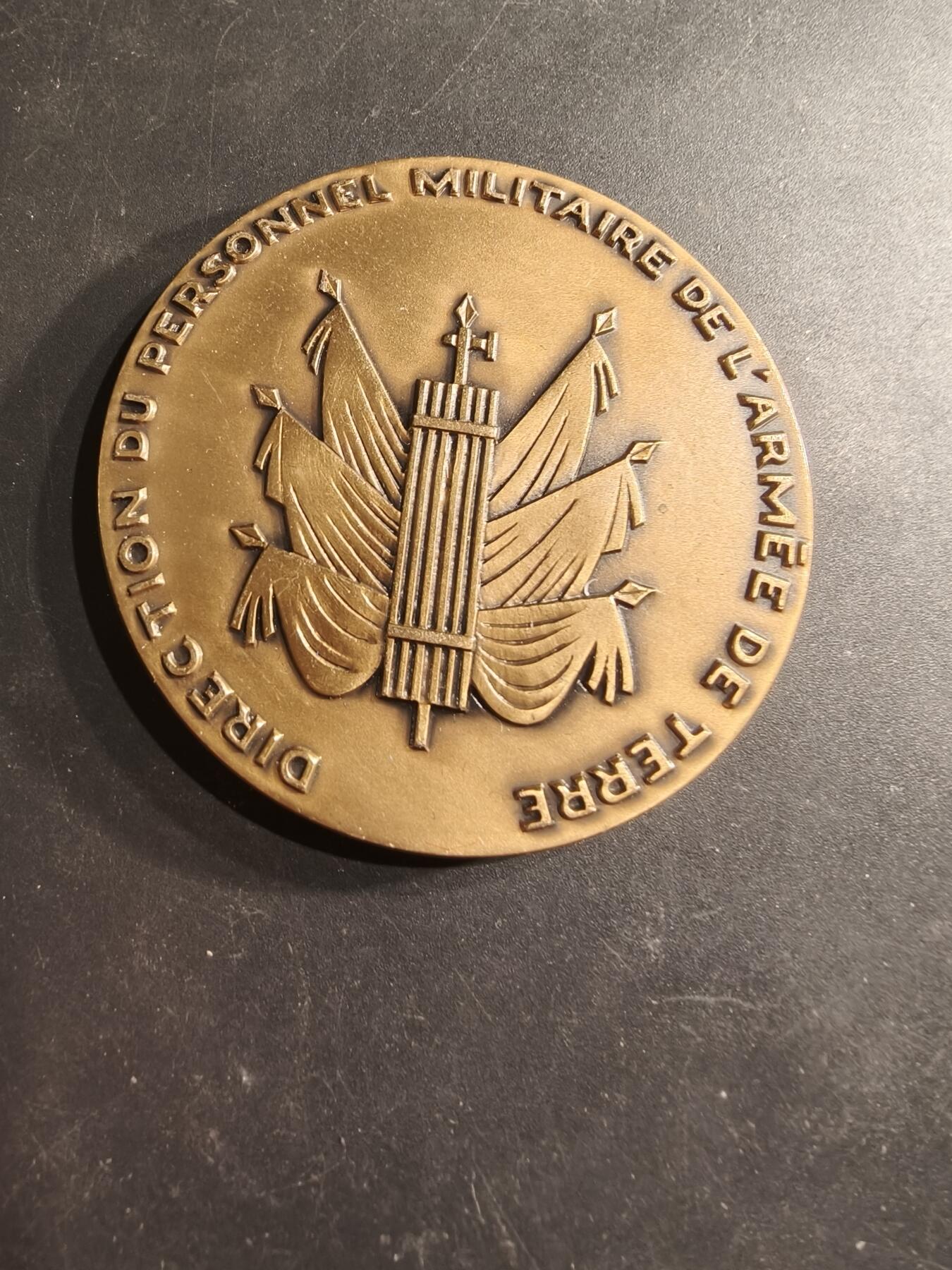老王徽章第190期 法国陆军人事管理局大铜章     直径64mm     重量143.6g