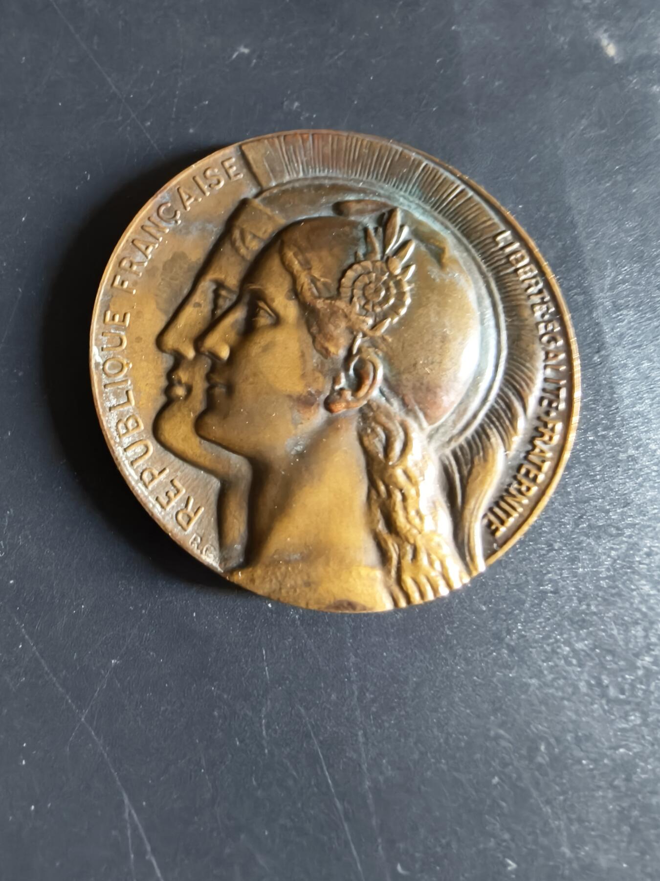 老王徽章第190期 法国1946年第四共和国议会(五共时期参议院前身)建立大铜章     R·科谢作品      缪斯女神科立奥与瓦力欧佩       直径50mm      重量58.1g