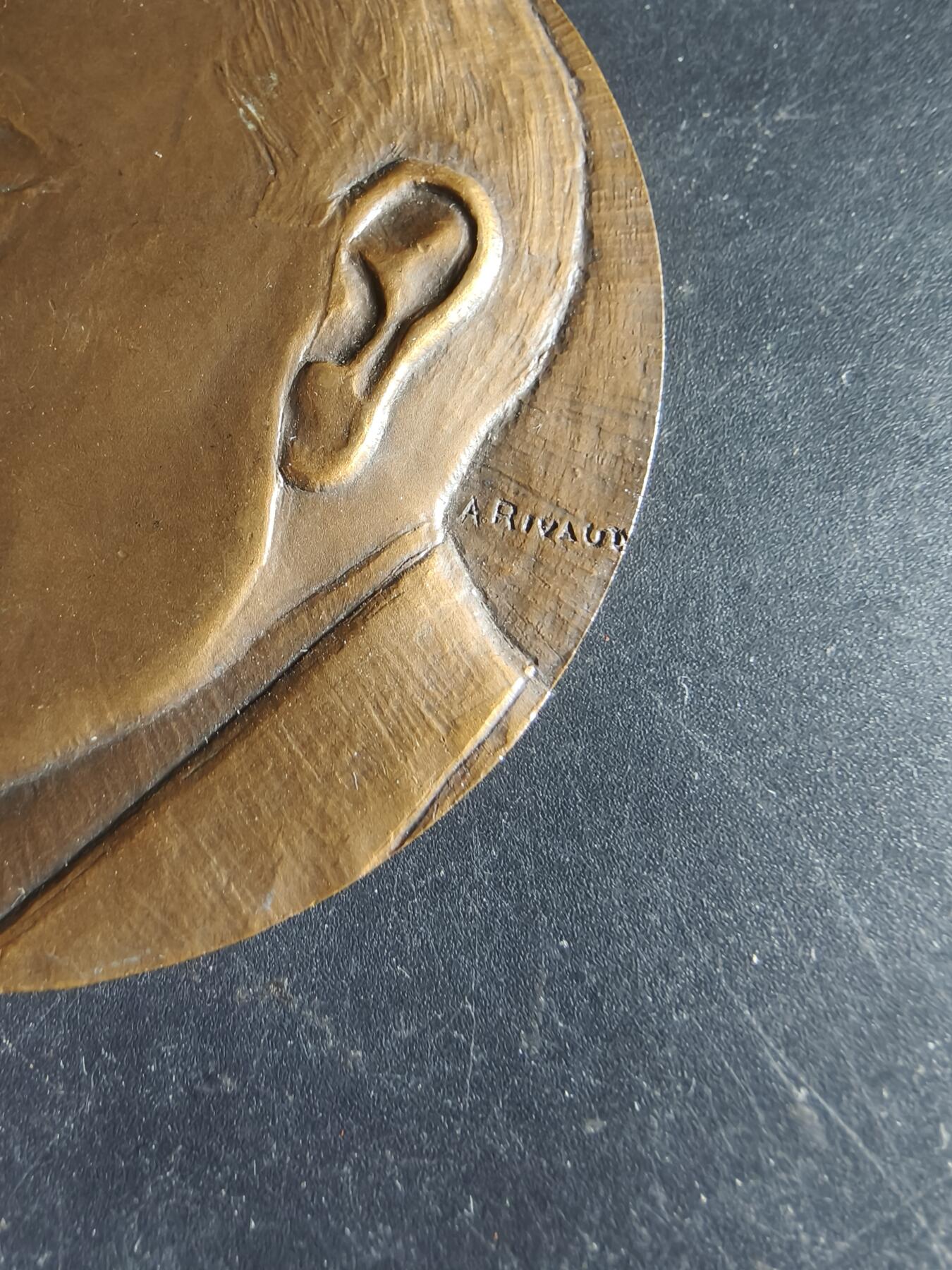 老王徽章第190期 法国国家艺术与技术学院授予保罗·潘乐威先生大铜章     原盒     保罗·潘勒韦（1863-1933）是一位著名的法国数学家和政治家，曾任法国总理和战争部长        直径68mm      重量141g