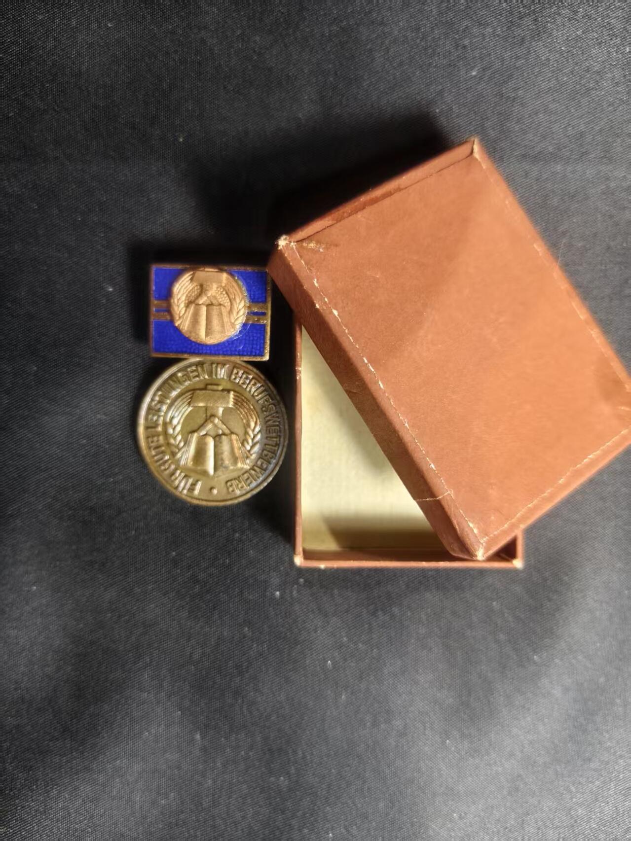 云宸嘉赏-勋臻文献佳藏优品精选场次（低佣 转发佣金红包） 民主德国DDR “专业学科竞赛优胜模范”奖章 极早期热珐琅上挂带纸盒 