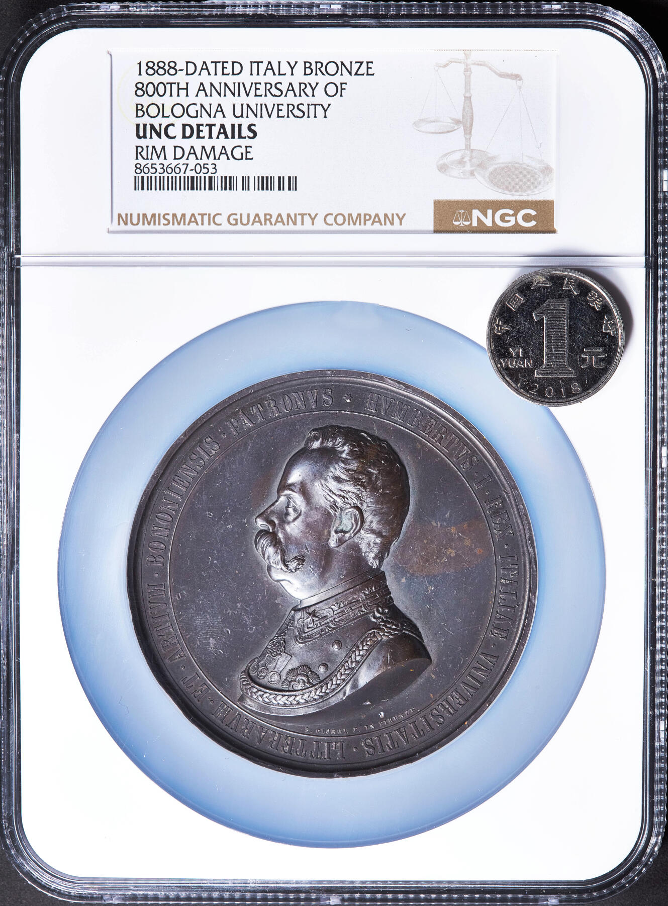 【俄甄集藏】2026年(050)04-01星期三 晚 19:30 全场包邮 意大利1888年翁贝托一世头像纪念博洛尼亚大学建校800周年大铜章，NGC UNCD，直径：75mm，重：144.6克，高浮雕，黑巧克力包浆，稀少品种