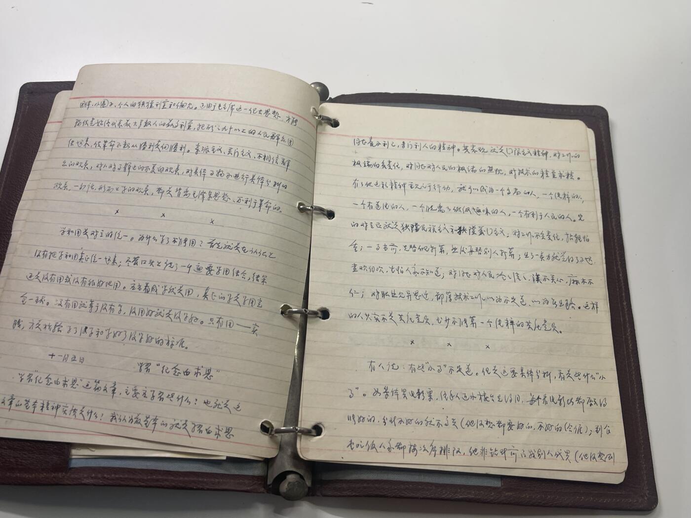 新时代收藏快速小拍 拍卖本周一线所得新货 3月29日场 精品1950-1960年代皮面笔记本与54慰问团级笔记本样式接近 财政部配发给处级以上干部 内容有原主人学系资料和自己写的诗 还有60年代财政部便签 还有国务院会议名单