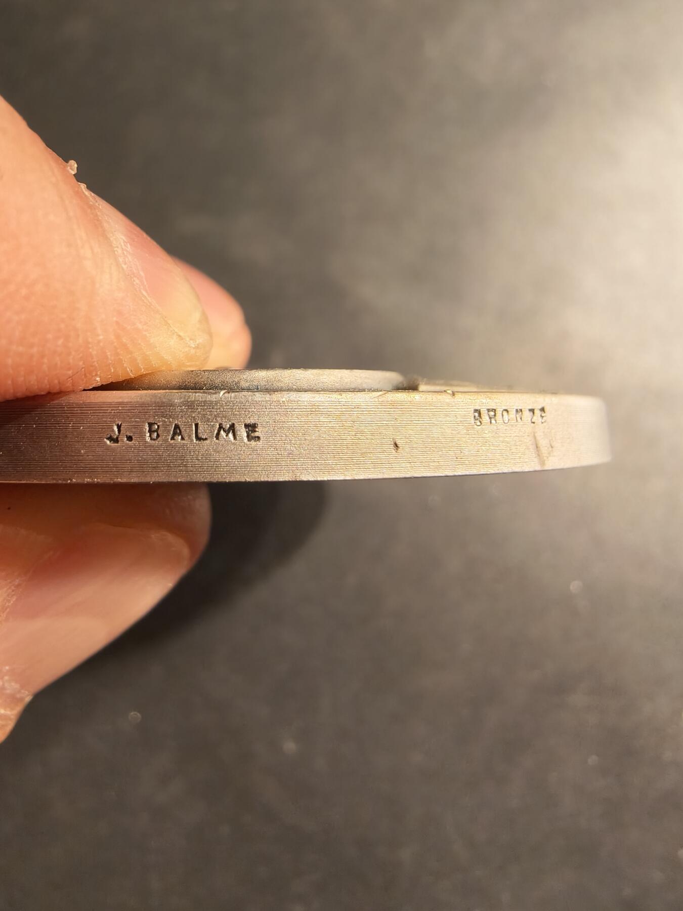 老王徽章第190期 法国高等军事学院镀银大铜章     该学院成立于1876年，位于巴黎军事学院内，其宗旨是培养法国陆军的高级参谋和精英军官      直径70mm     重量177.7g