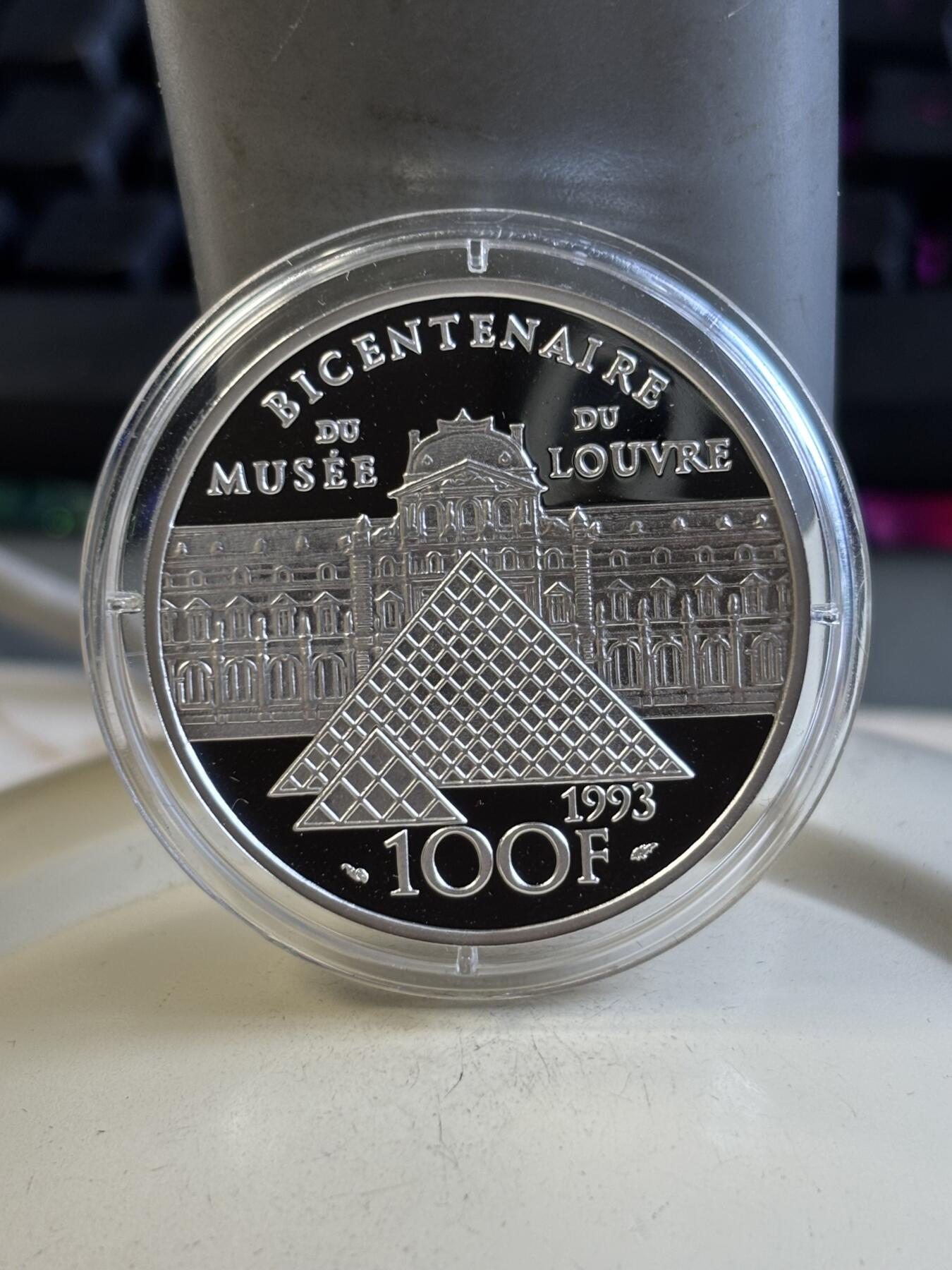 第194期拍卖 法国1993年卢浮宫馆藏系列胜利女神纪念银币，900银，22.2克，塑料盒有2处裂痕