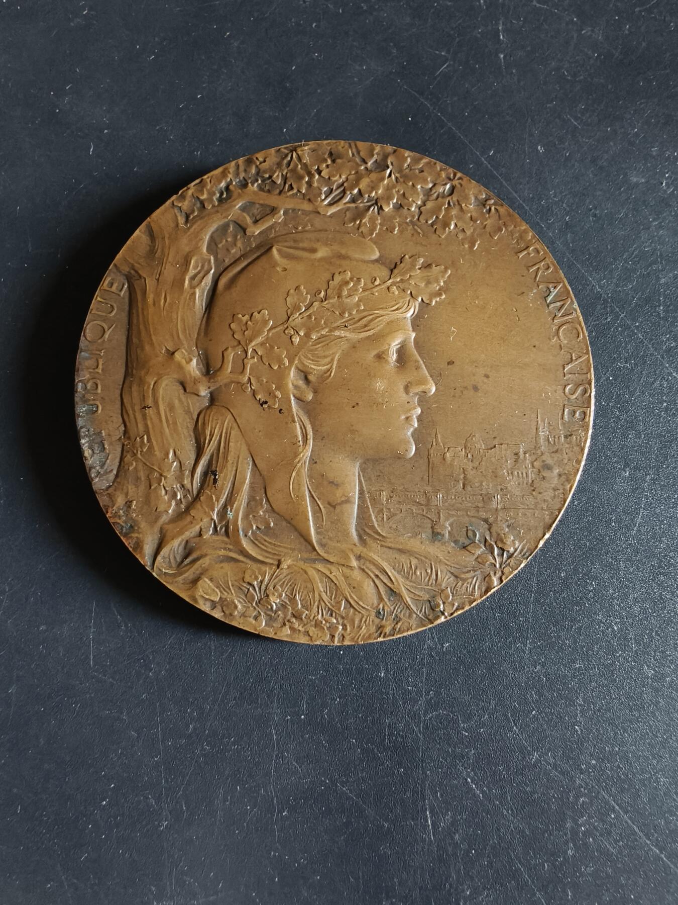 老王徽章第190期 法国1900巴黎国际博览会大铜章    大师夏普兰作品     直径64mm     重量99.3g