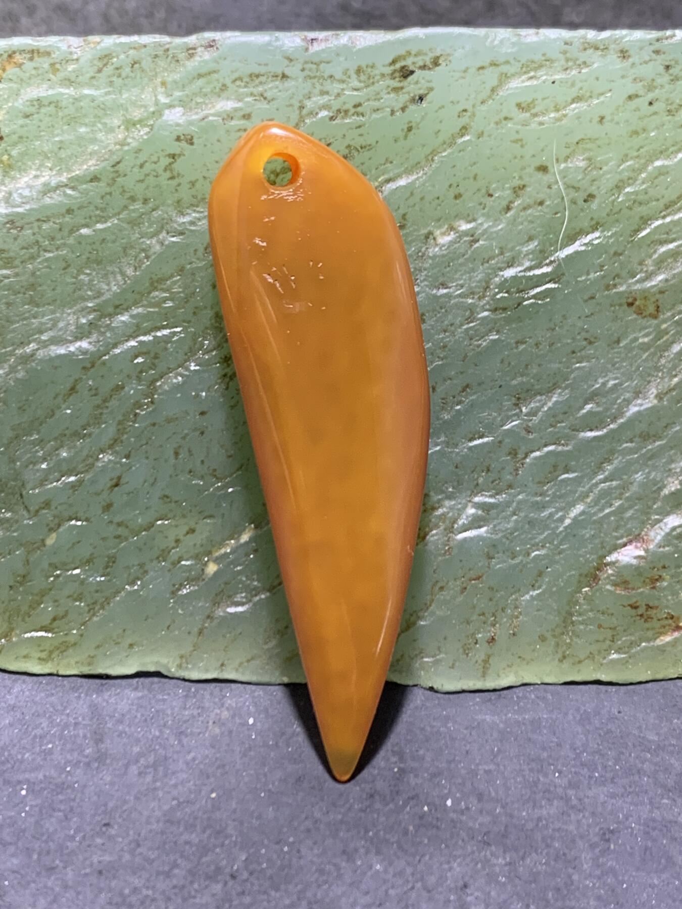 蒙料冻料战国红玛瑙通货牙形吊坠一个