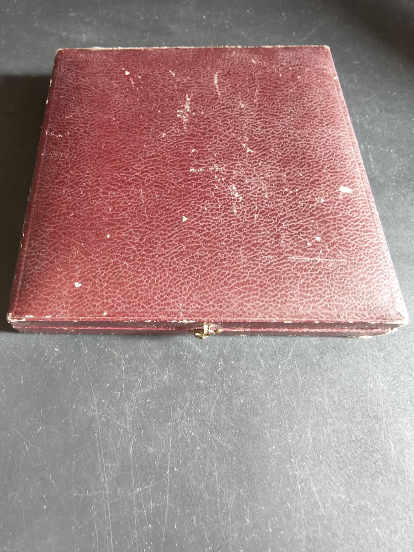 老王徽章第190期 法国巴黎埃斯蒂钠学校致敬法国著名演员雷内·亚历山大大铜章     原盒      保罗马塞尔作品      直径90mm    重量283.8g