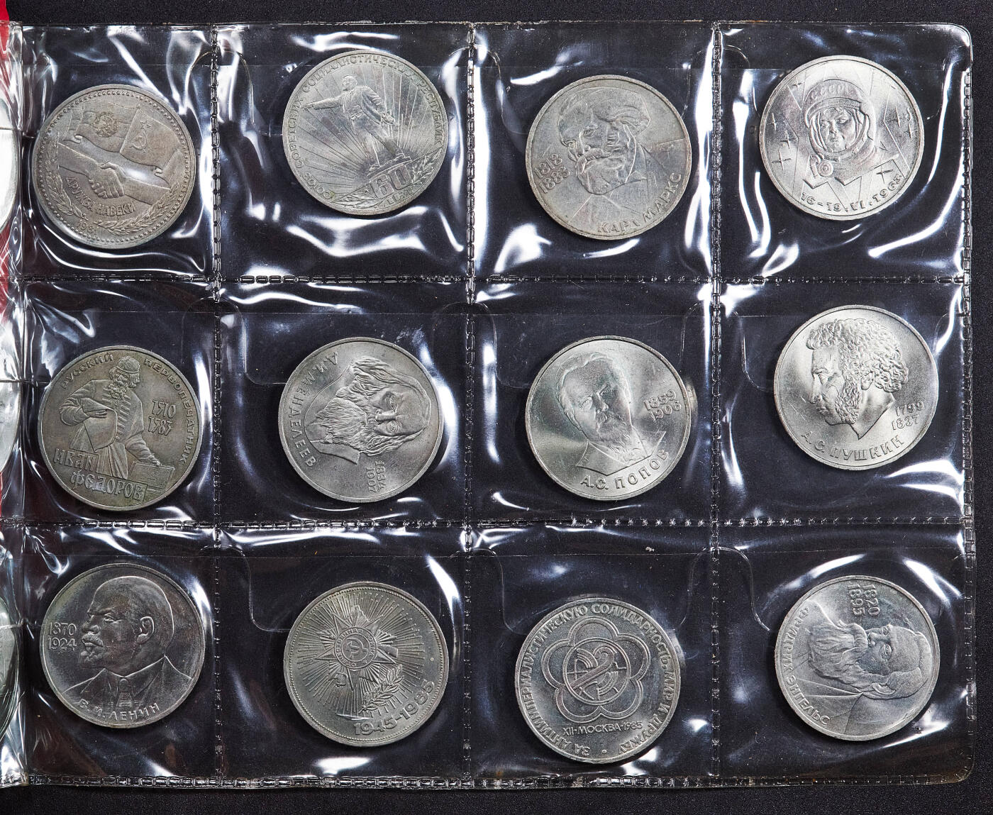 【俄甄集藏】2026年(050)04-01星期三 晚 19:30 全场包邮 苏联1965-1991年1卢布、3卢布、5卢布纪念币64枚一套，带原册，币部分有氧化