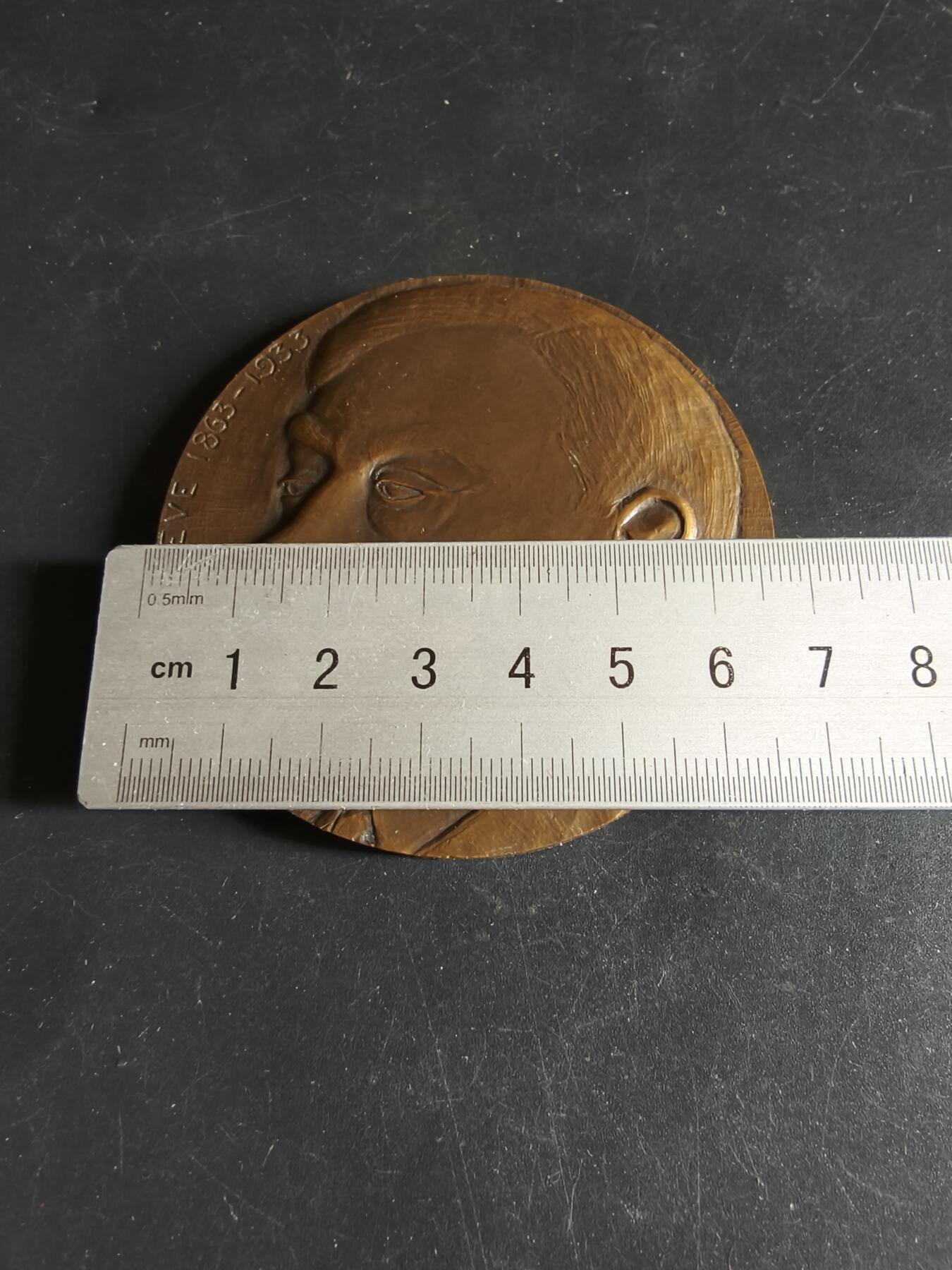 老王徽章第190期 法国国家艺术与技术学院授予保罗·潘乐威先生大铜章     原盒     保罗·潘勒韦（1863-1933）是一位著名的法国数学家和政治家，曾任法国总理和战争部长        直径68mm      重量141g