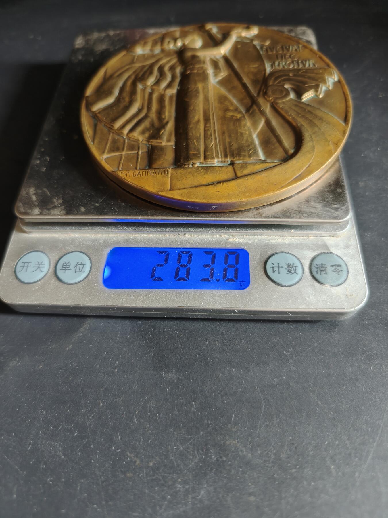 老王徽章第190期 法国巴黎埃斯蒂钠学校致敬法国著名演员雷内·亚历山大大铜章     原盒      保罗马塞尔作品      直径90mm    重量283.8g