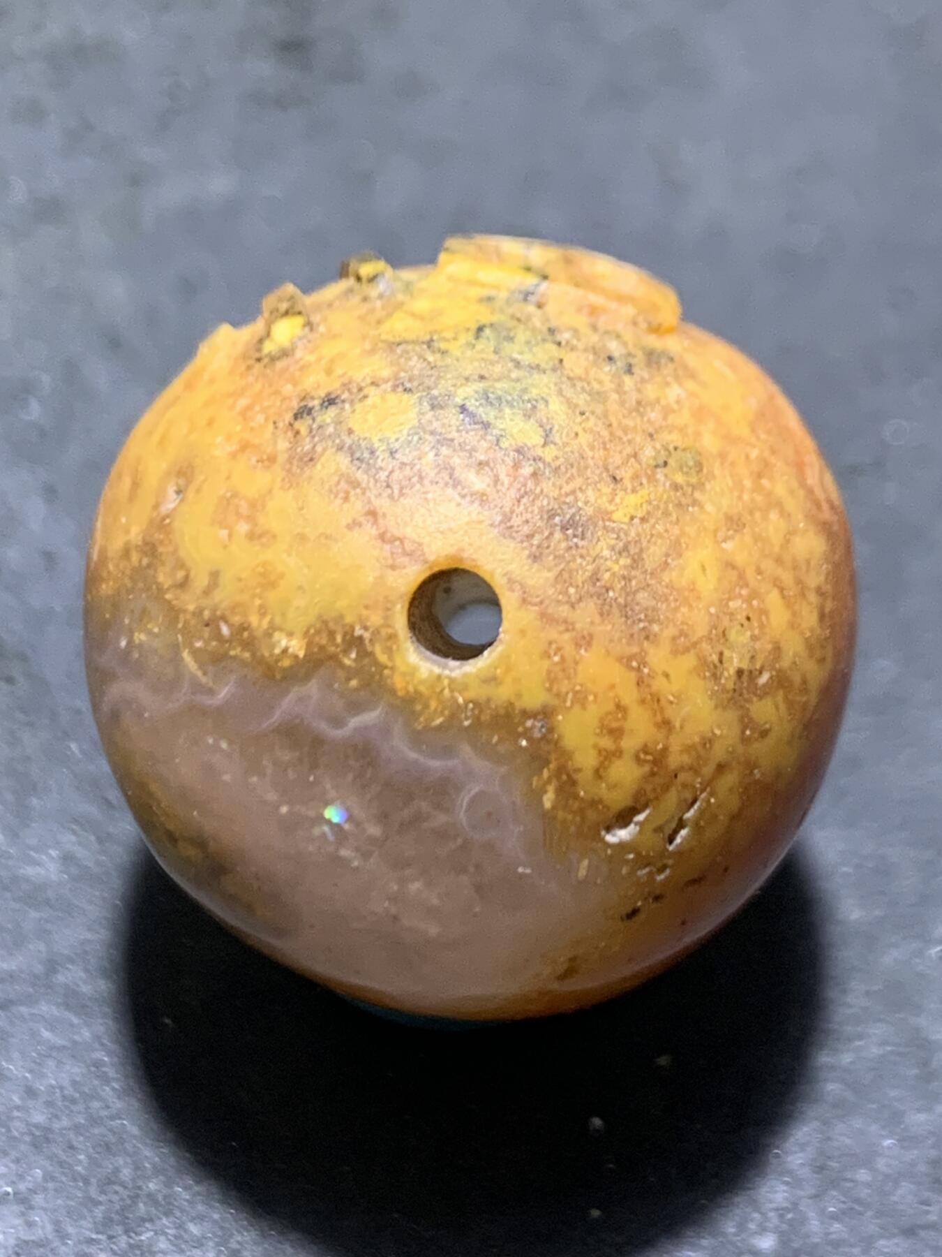 亚光冰飘冻料黄金草花纹战国红玛瑙手工雕刻福字圆珠一颗！